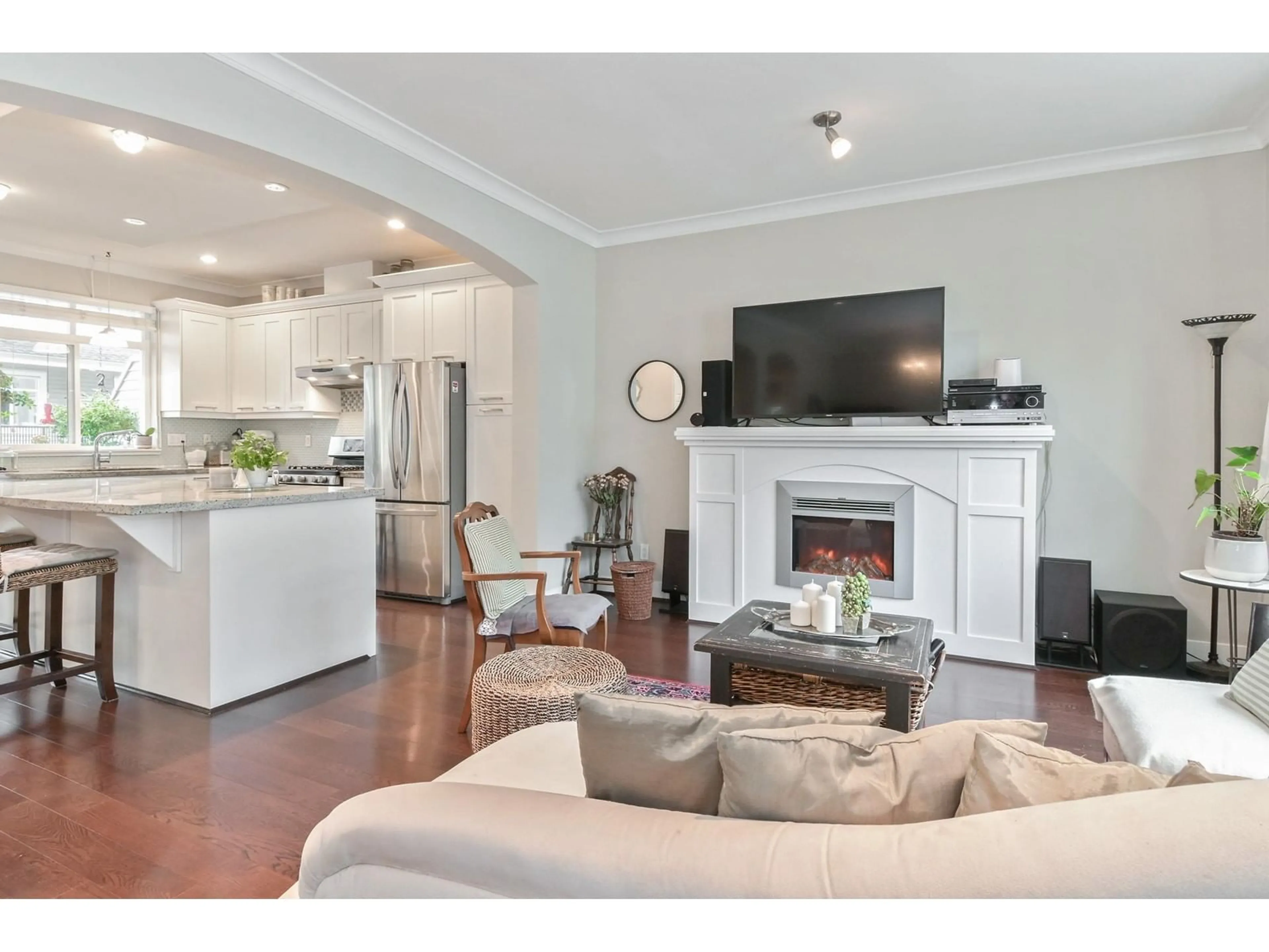 Living room, wood floors for 30 2925 KING GEORGE BOULEVARD, Surrey British Columbia V4P1B8