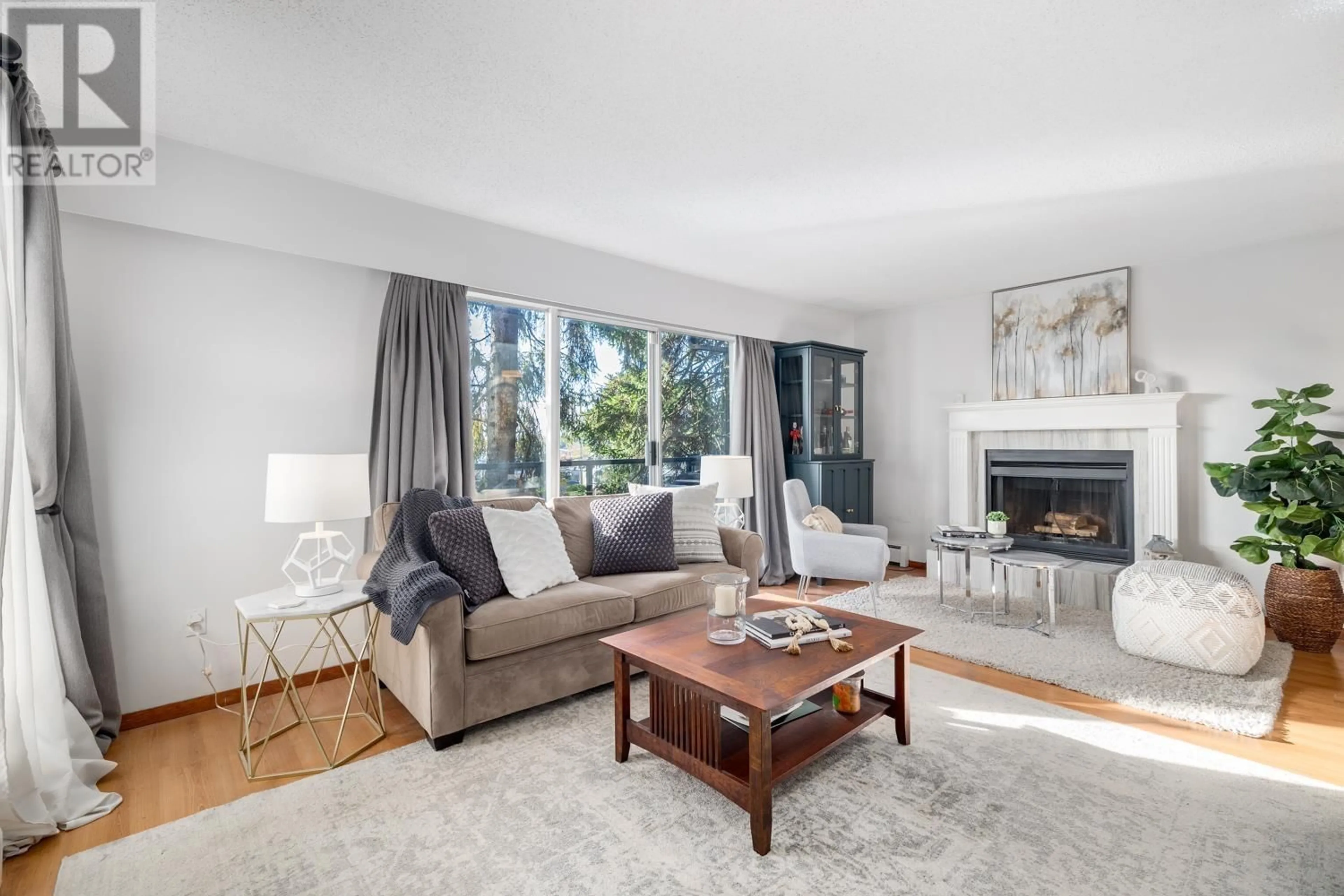 Living room, wood floors for 102 230 MOWAT STREET, New Westminster British Columbia V3M4B2