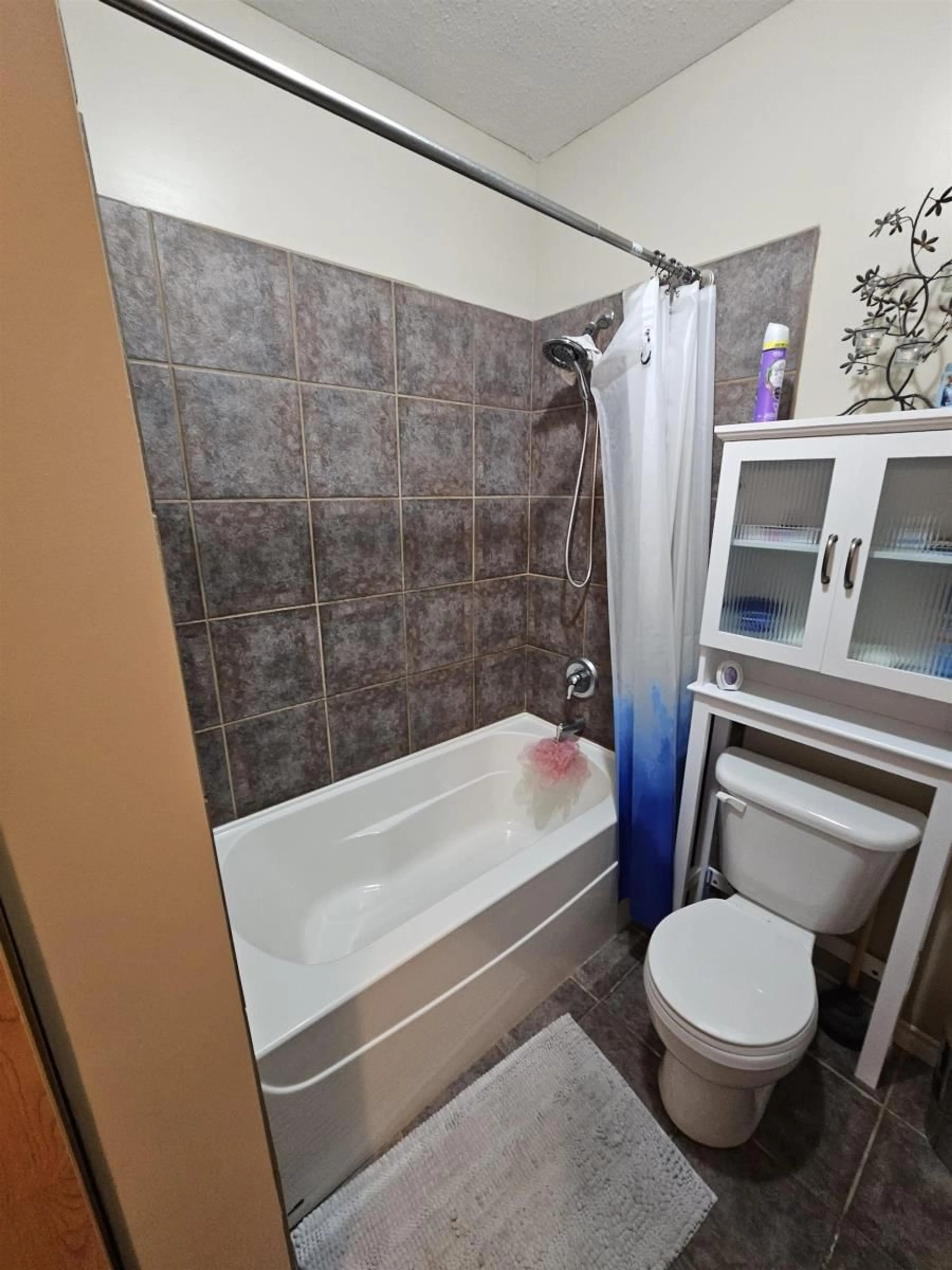 Standard bathroom, ceramic/tile floor for 5036 TESKEY ROAD|Promontory, Chilliwack British Columbia V2R5V6