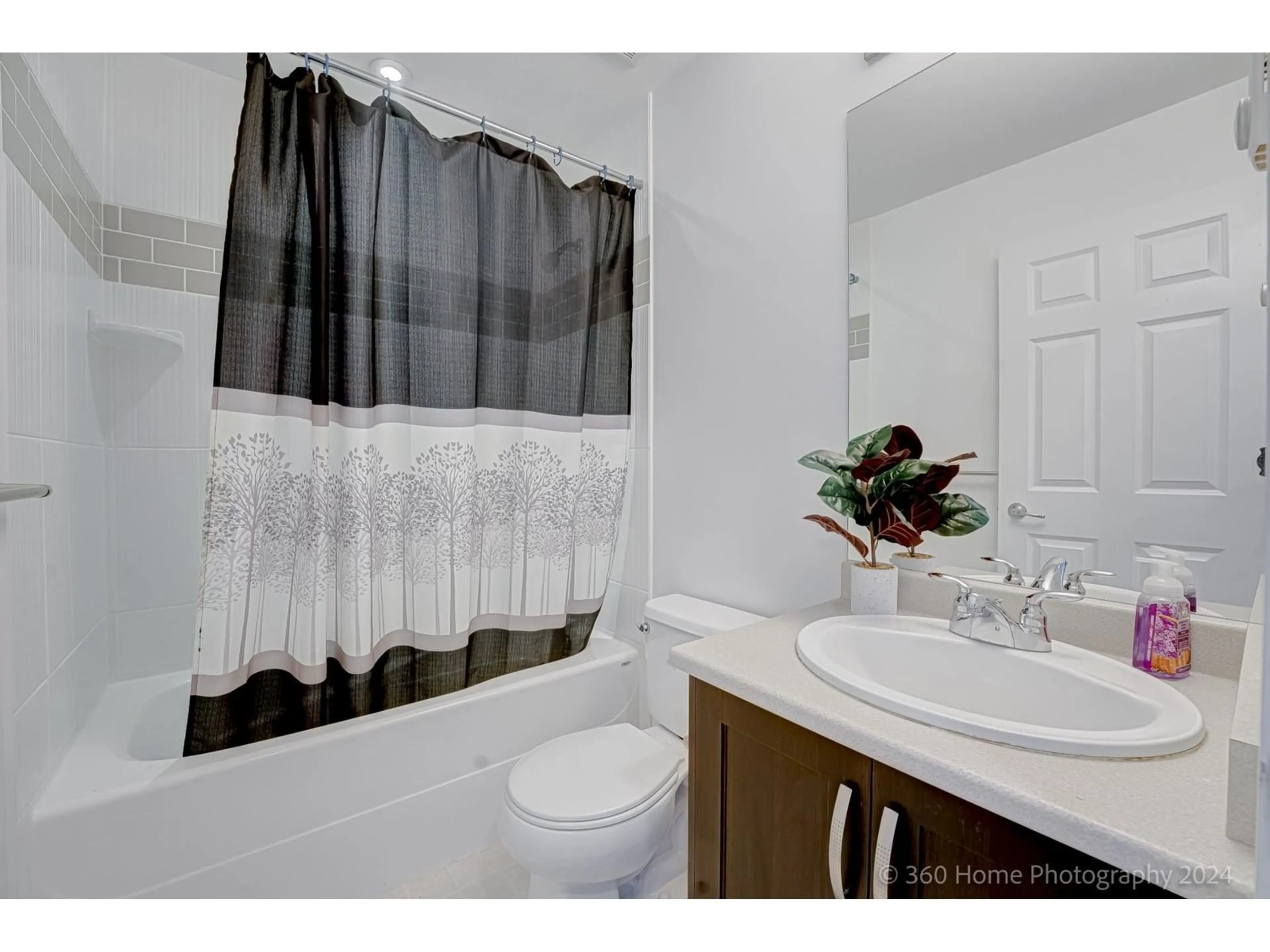 Standard bathroom, wood floors for 50 6956 193 STREET, Surrey British Columbia V4N6E7