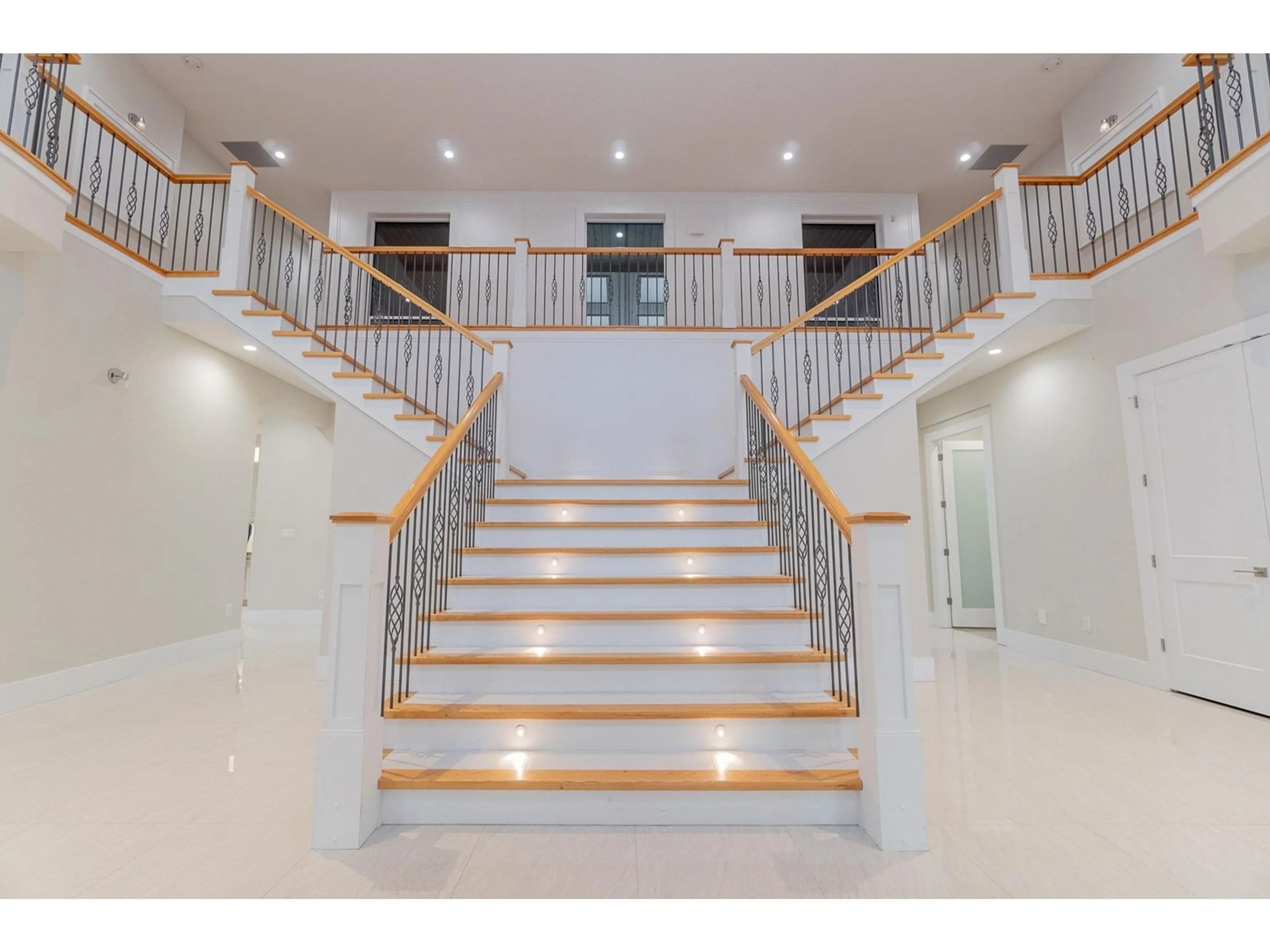 Indoor foyer for 26461 60, Langley British Columbia V4W1V7