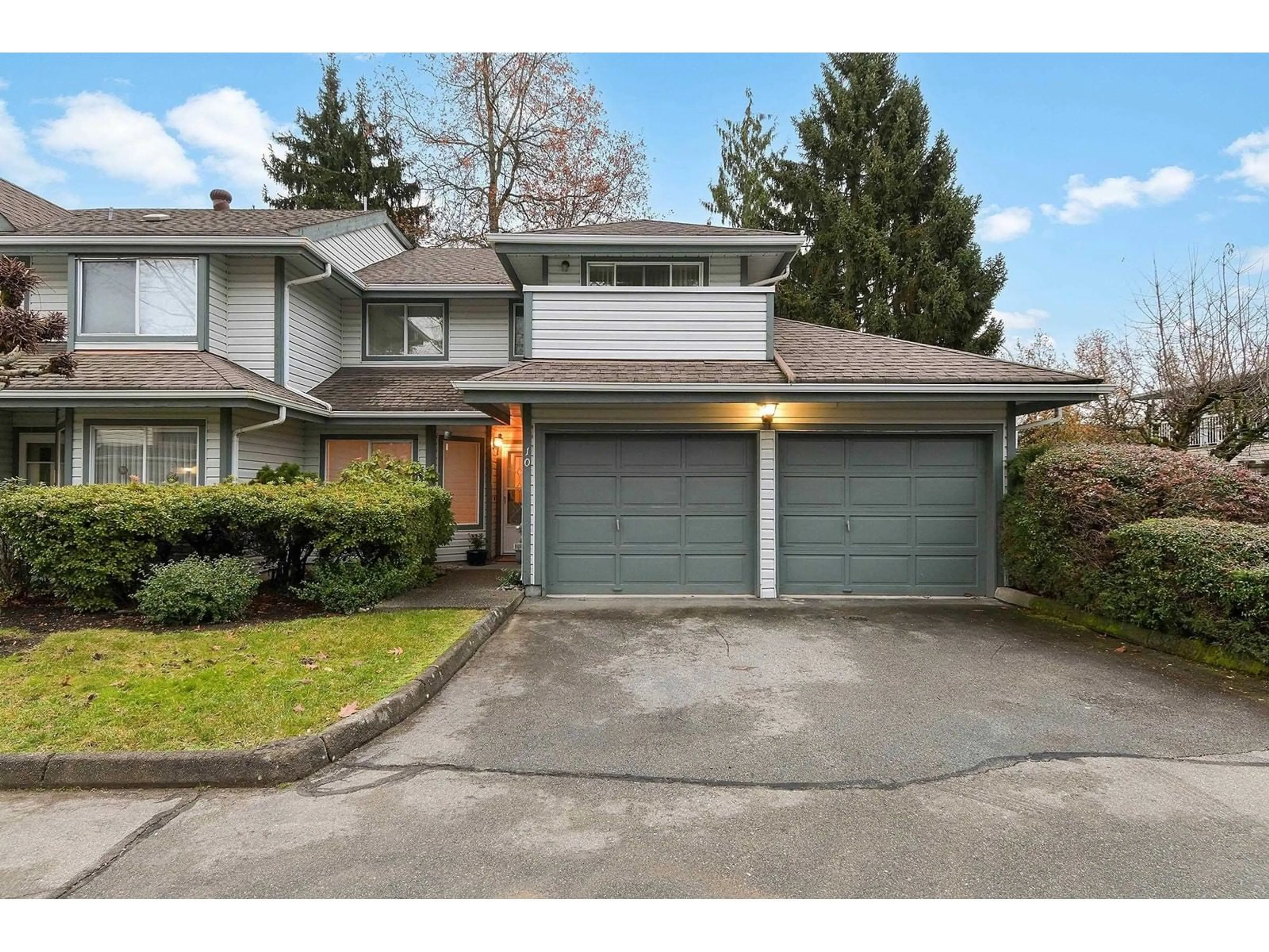 Unknown for 10 - 9947 151, Surrey British Columbia V3R9N7