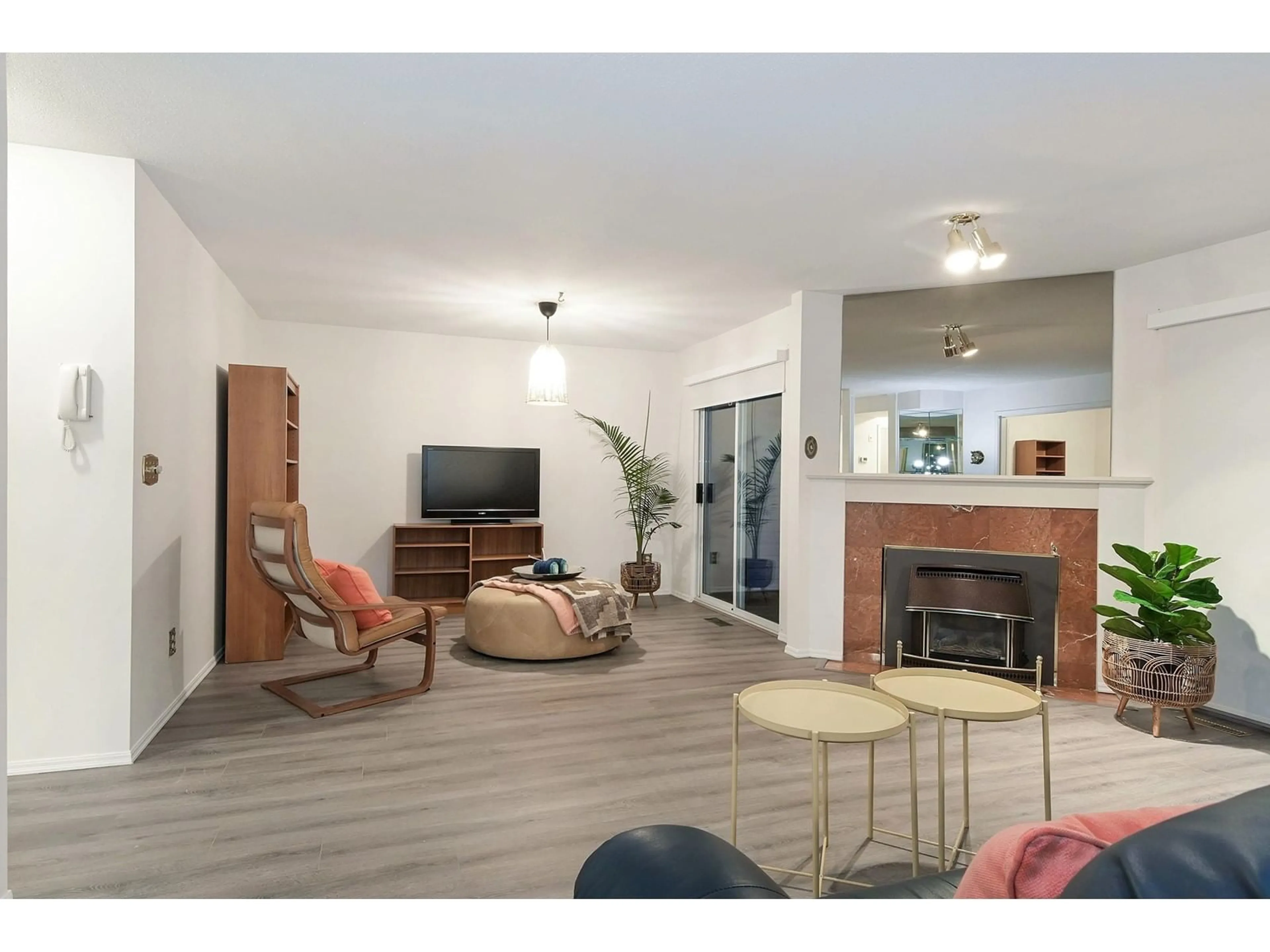 Living room with furniture, wood/laminate floor for 10 - 9947 151, Surrey British Columbia V3R9N7