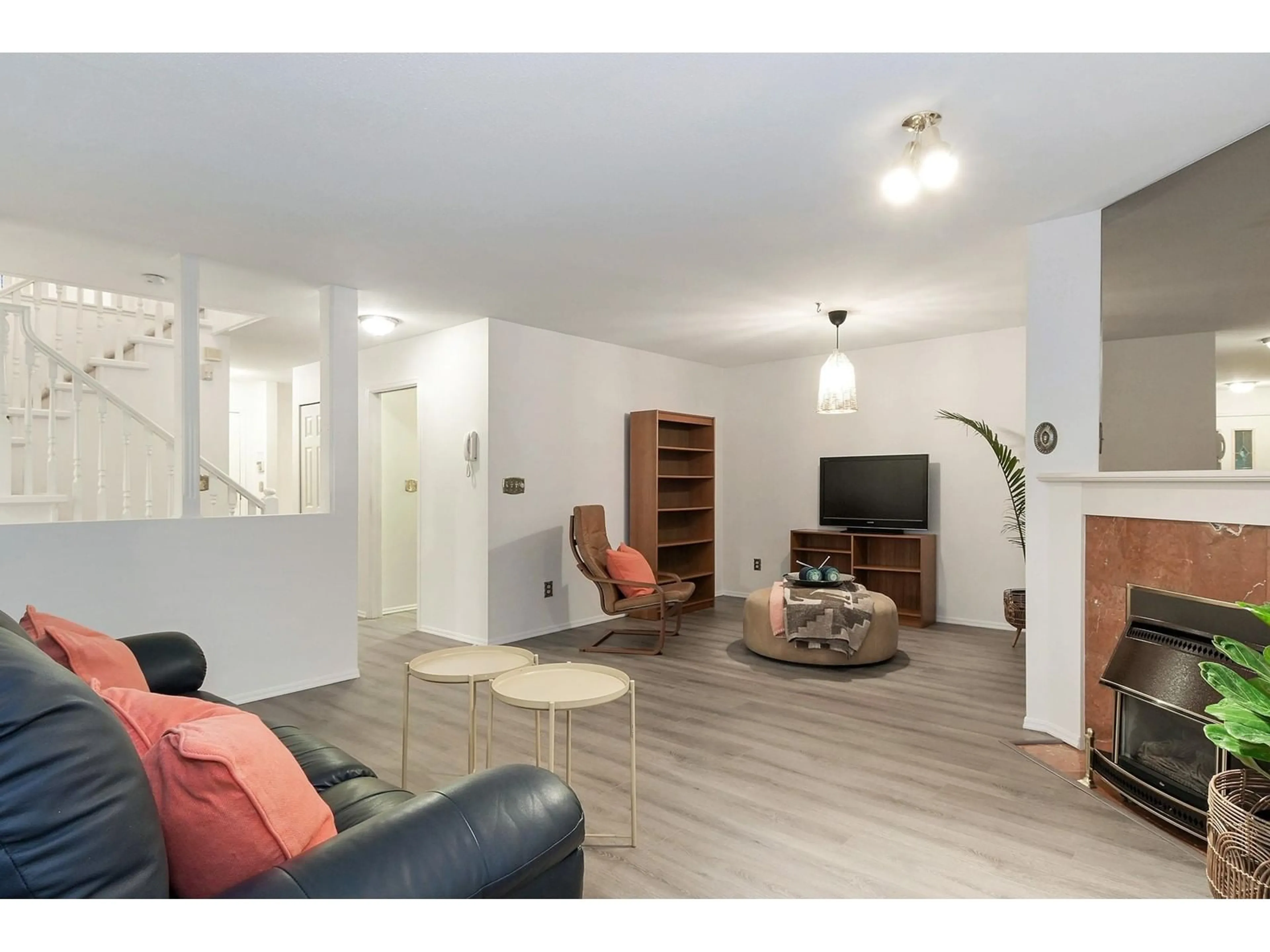 Living room with furniture, wood/laminate floor for 10 - 9947 151, Surrey British Columbia V3R9N7