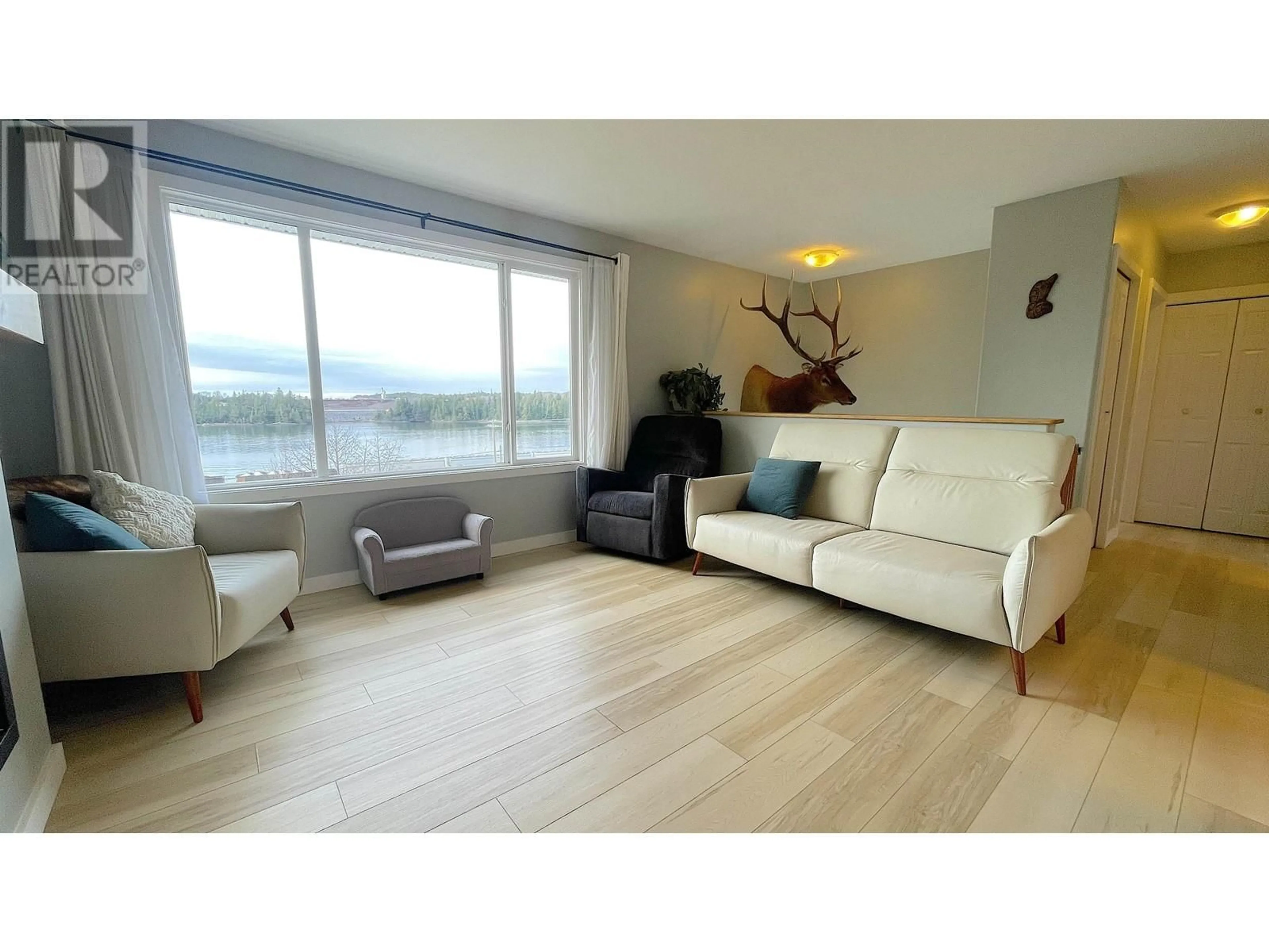 Living room, wood floors for 828 OCEANVIEW DRIVE, Port Edward British Columbia V0V1G0