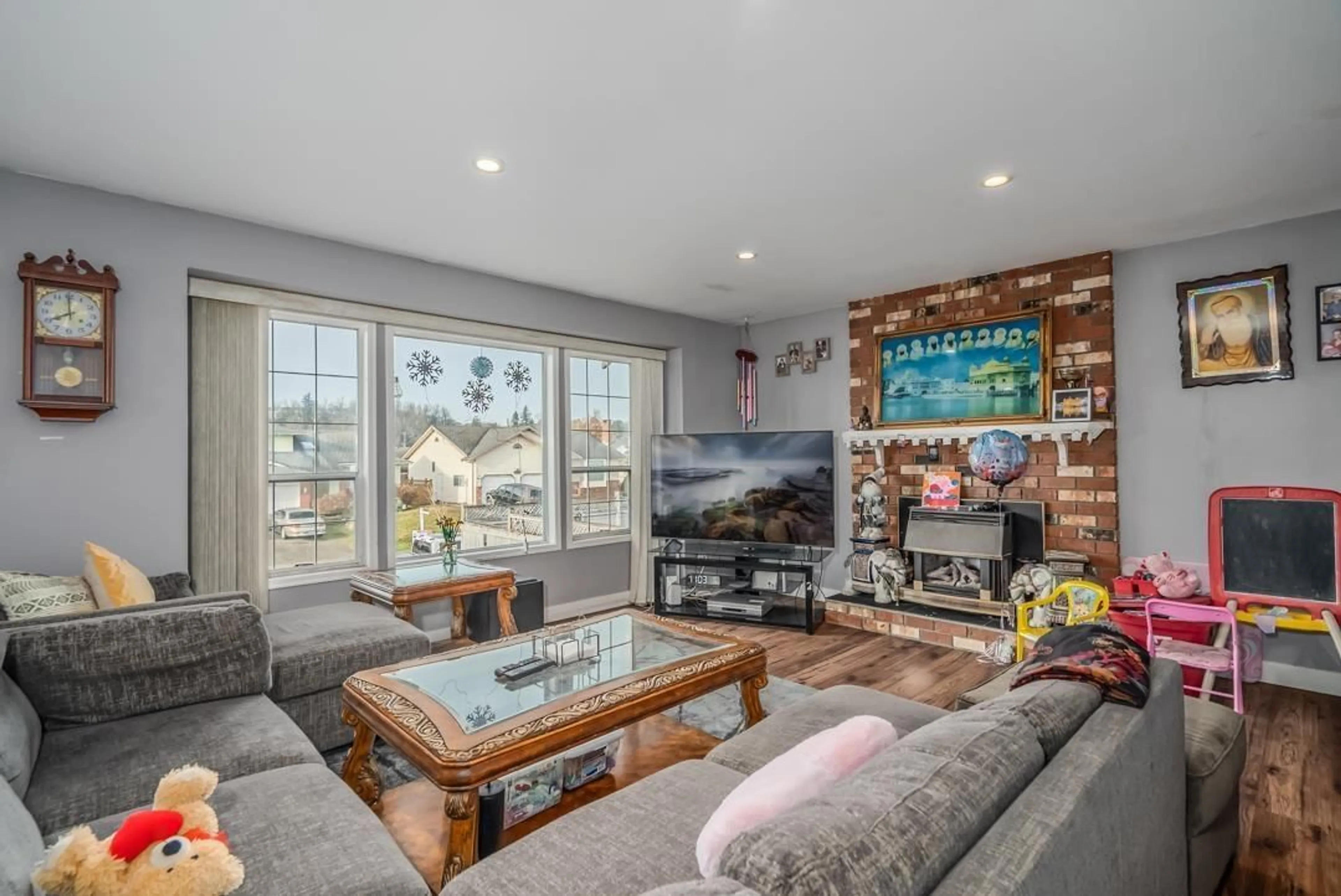 Living room, wood floors for 32077 ASHCROFT DRIVE, Abbotsford British Columbia V2T5C3