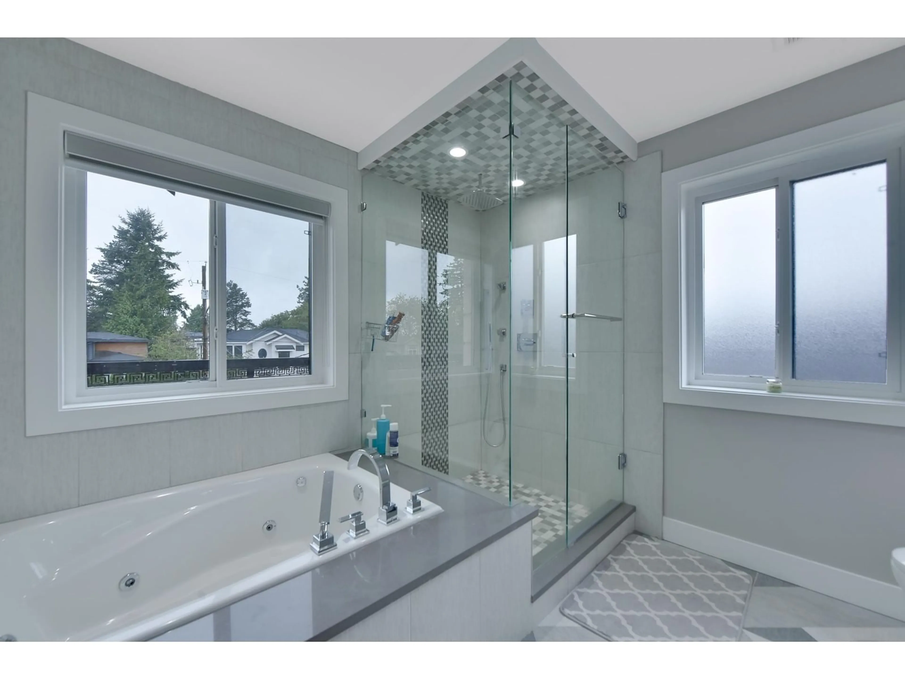 Contemporary bathroom, ceramic floors for 10266 126 STREET, Surrey British Columbia V3V5E7