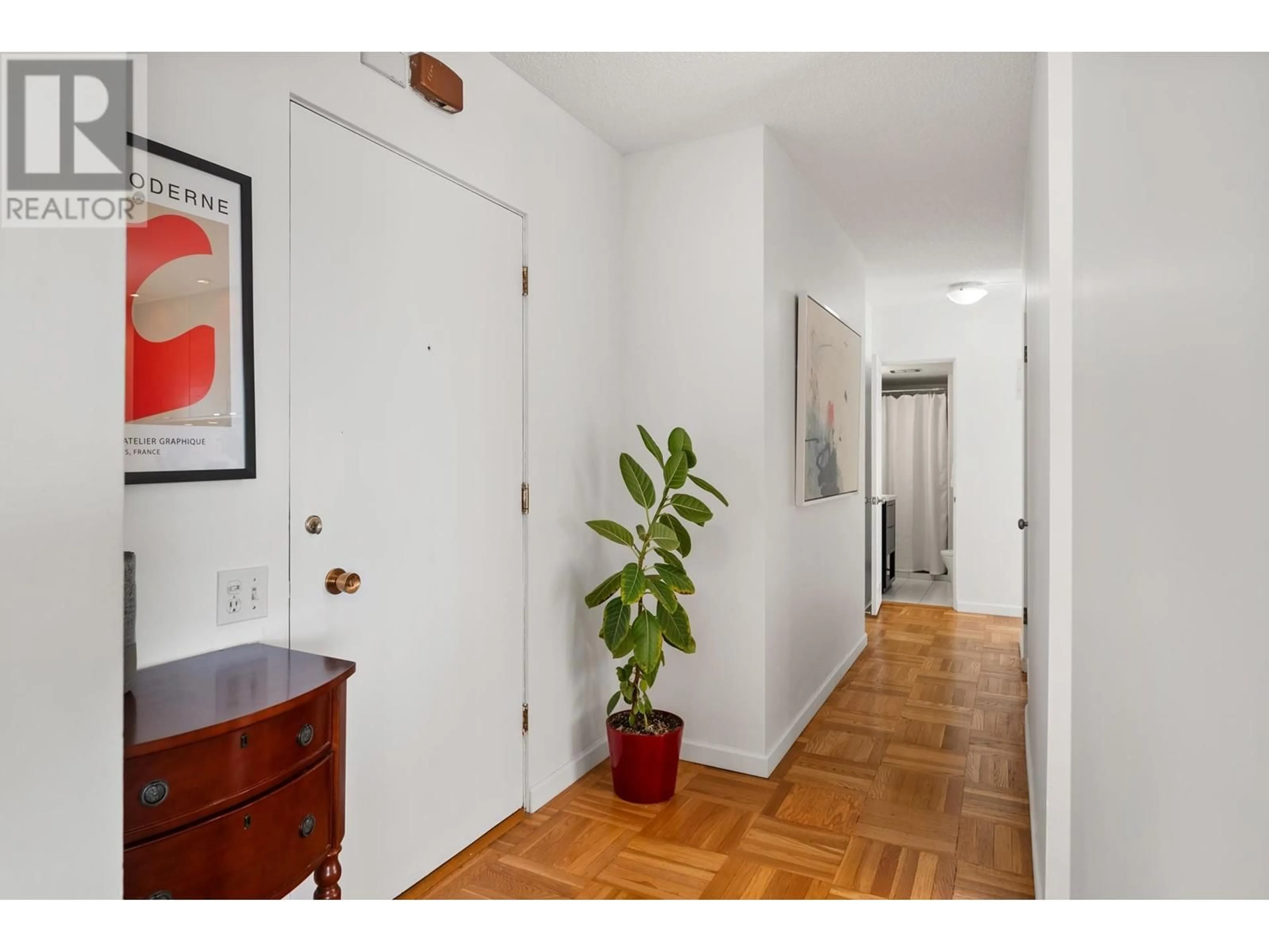 Indoor entryway, wood floors for 503 2095 BEACH AVENUE, Vancouver British Columbia V6G1Z3