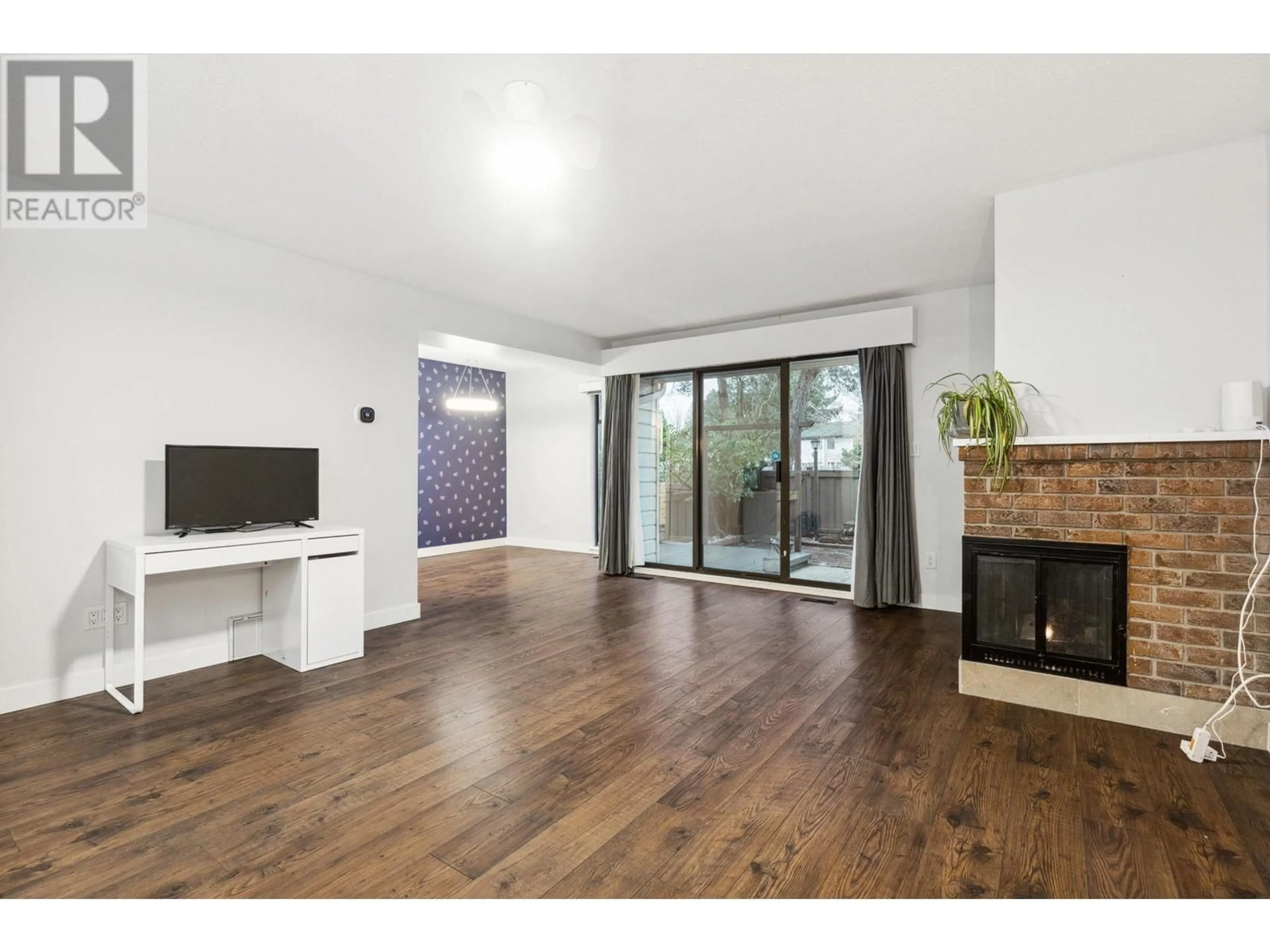 Living room, wood floors for 11 3350 ROSEMONT DRIVE, Vancouver British Columbia V5S2C9