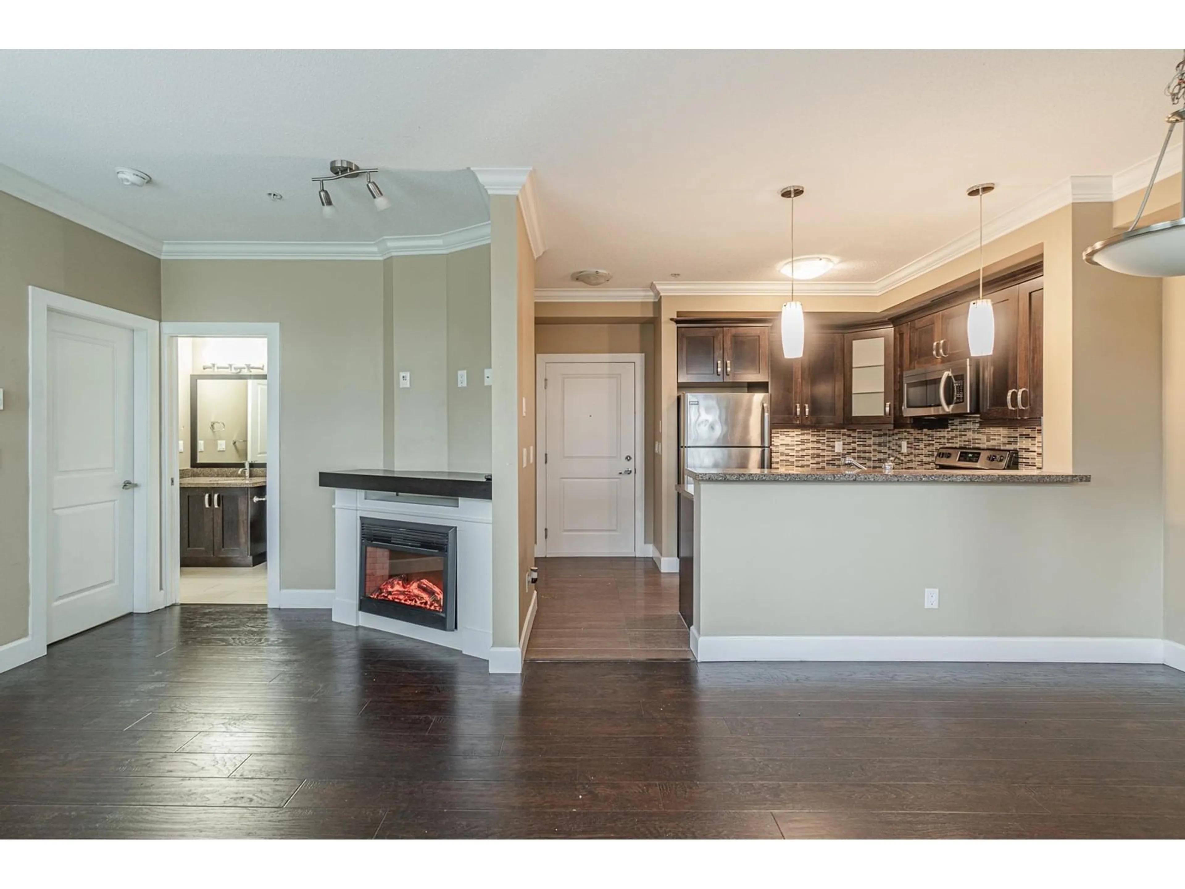 Open concept kitchen, wood/laminate floor for 324 - 13897 FRASER, Surrey British Columbia V3T0G8