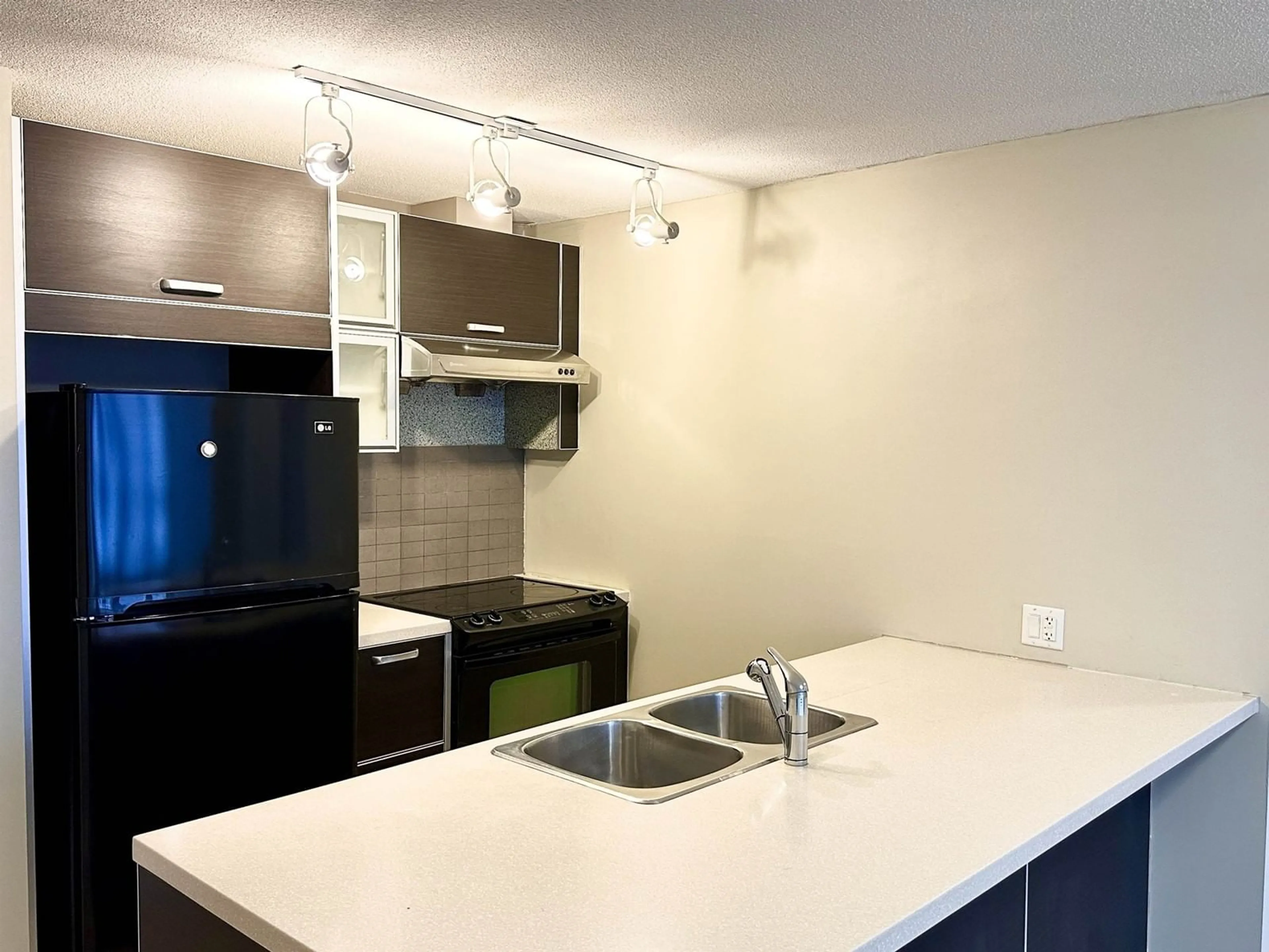 Standard kitchen for 2402 13688 100 AVENUE, Surrey British Columbia V3T0G5