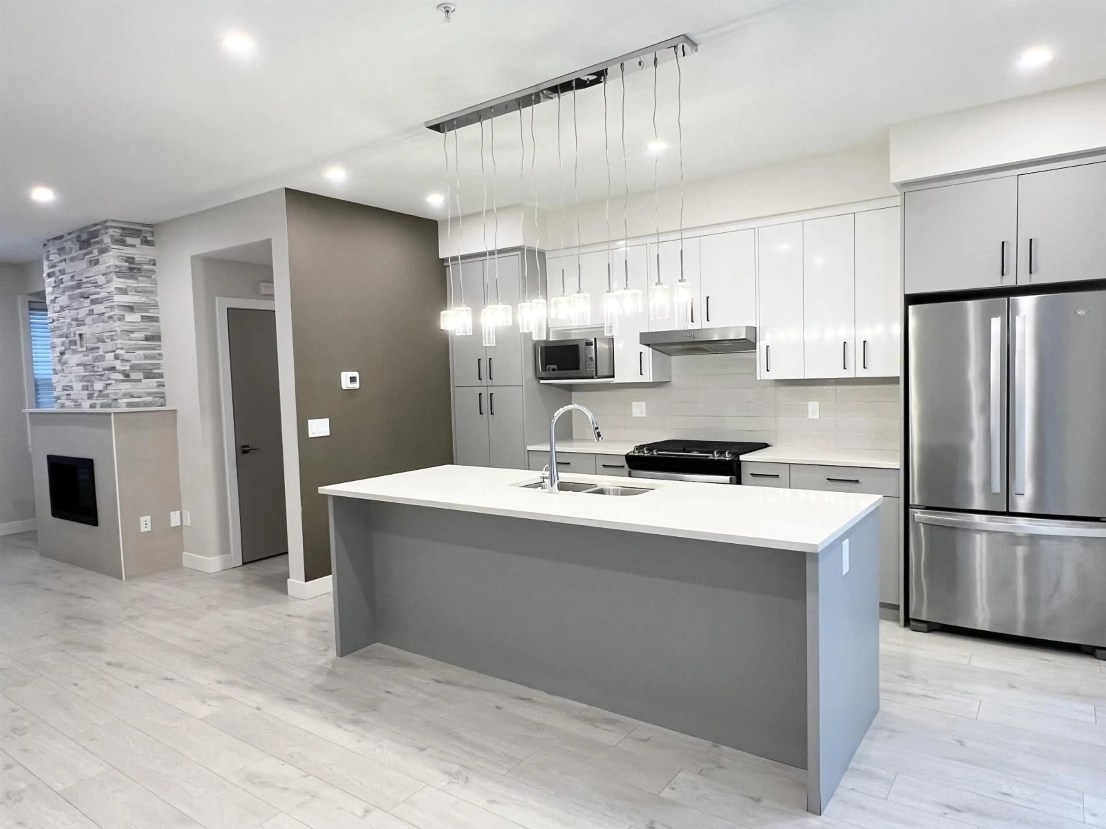 Open concept kitchen, ceramic/tile floor for 205 - 46150 THOMAS ROAD, Chilliwack British Columbia V2R6H3
