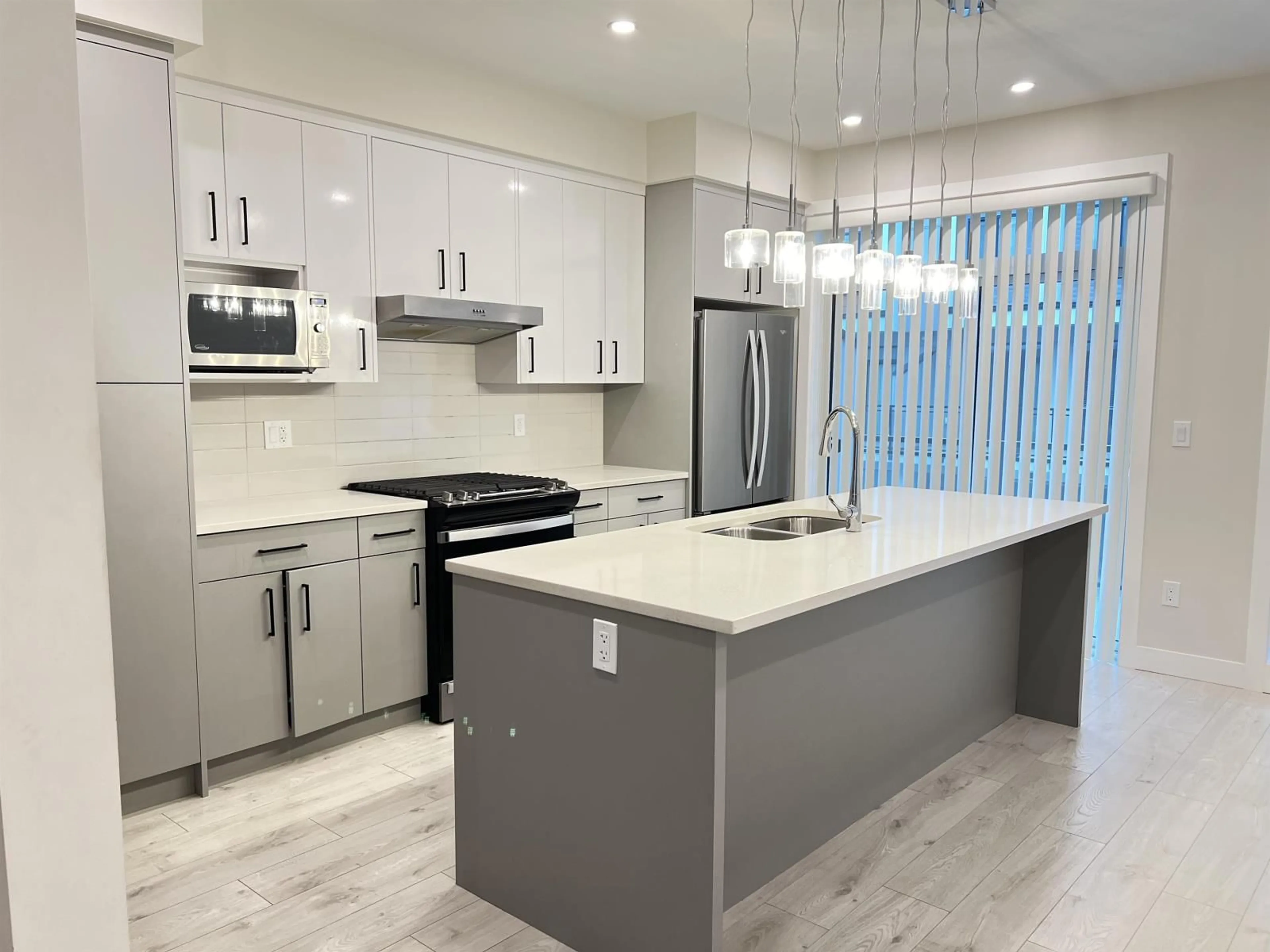 Open concept kitchen, ceramic/tile floor for 205 - 46150 THOMAS ROAD, Chilliwack British Columbia V2R6H3