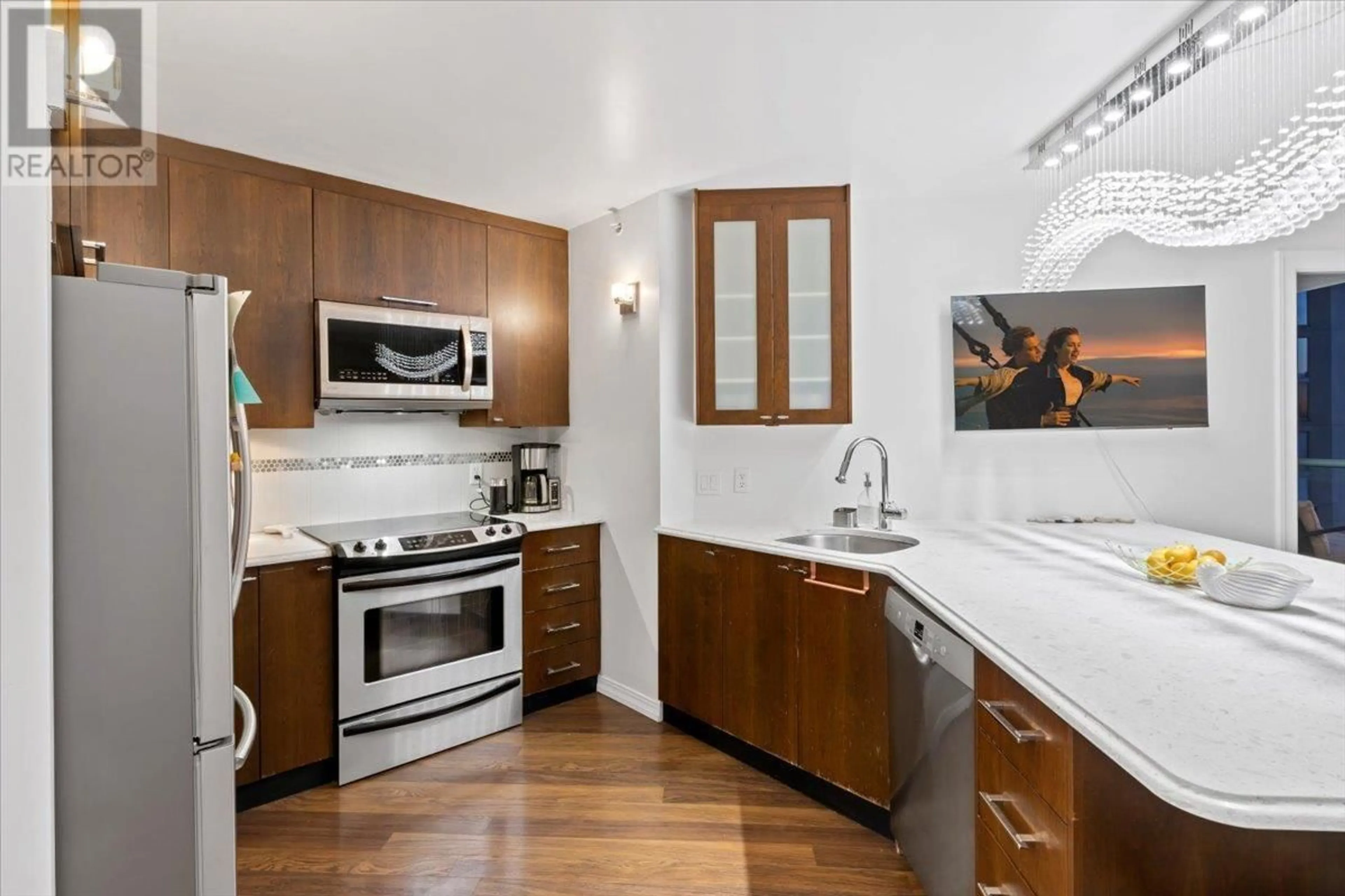 Standard kitchen, wood floors, cottage for 1401 907 BEACH AVENUE, Vancouver British Columbia V6Z2R3