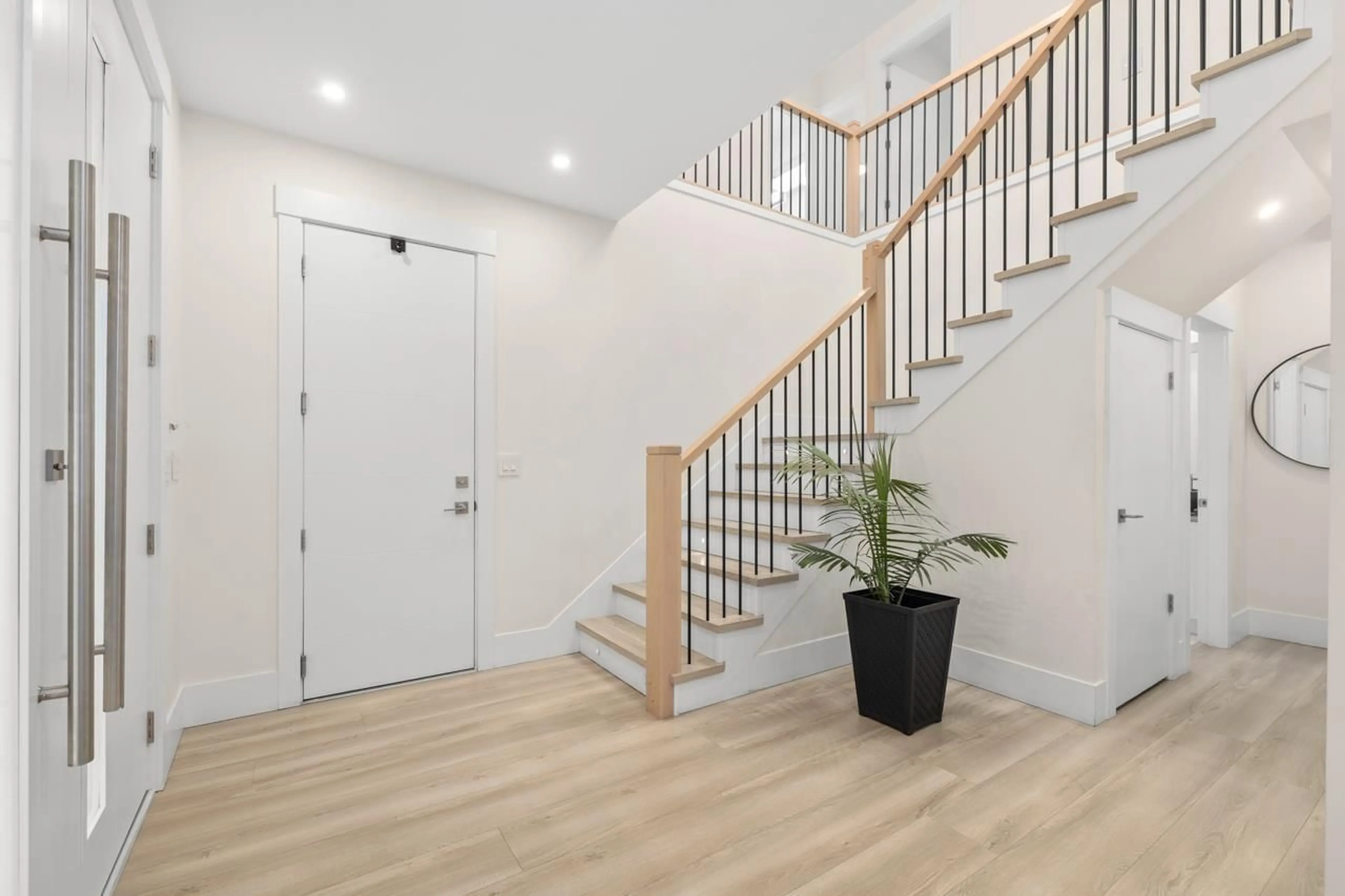 Indoor entryway, wood floors for 11088 84 AVENUE, Delta British Columbia V4C2L7