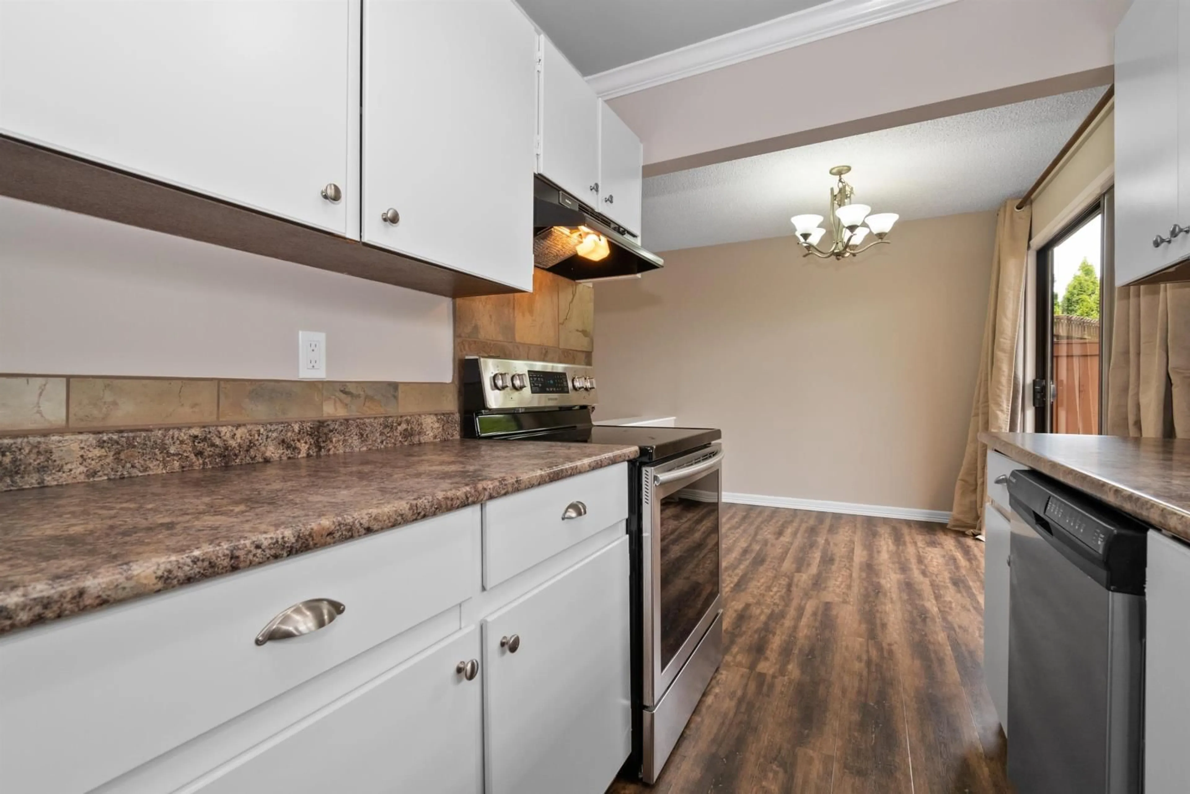 Standard kitchen, wood floors, cottage for 117 46210 CHILLIWACK CENTRAL ROAD, Chilliwack British Columbia V2P1J8