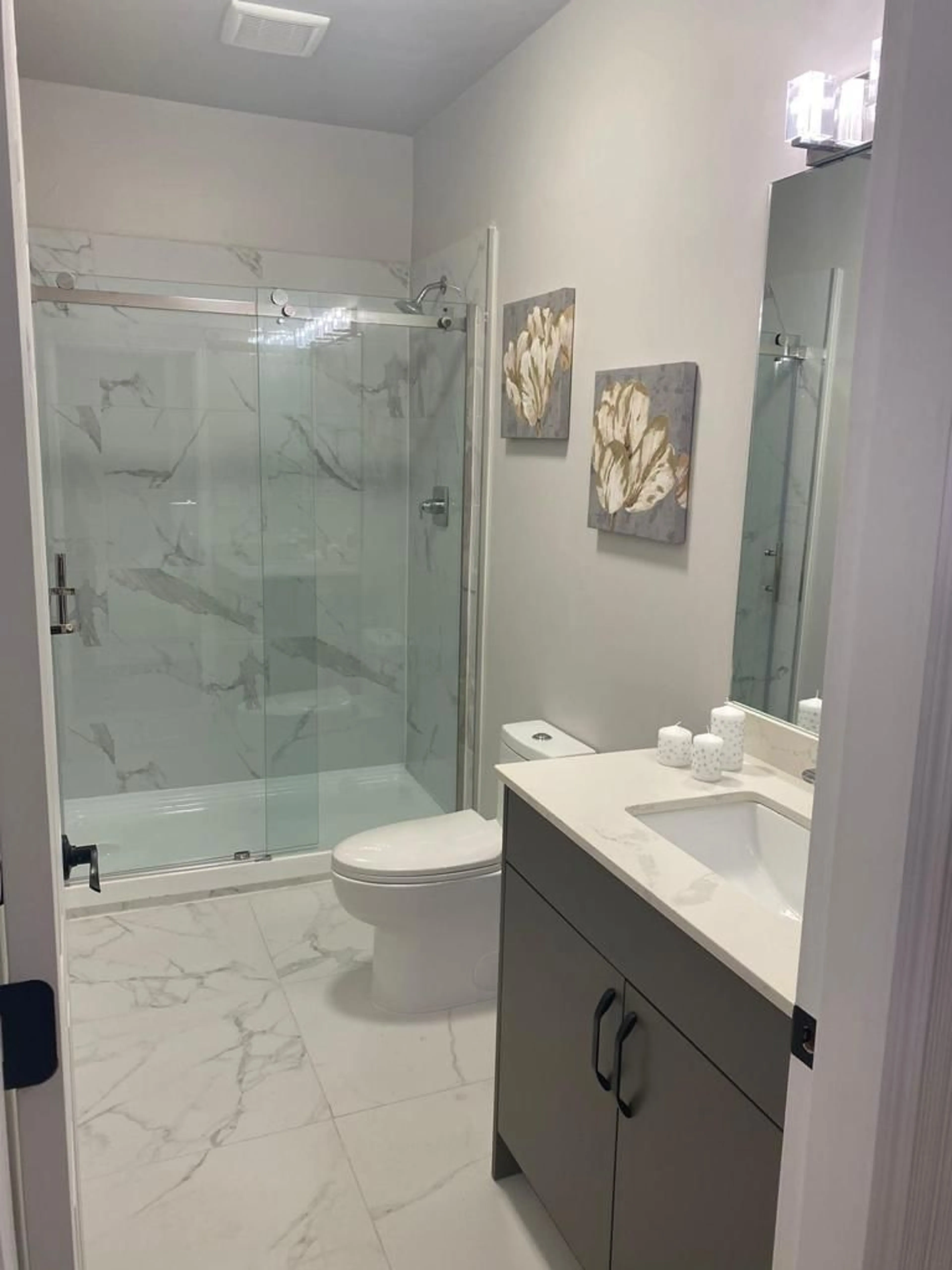 Contemporary bathroom, ceramic floors for 411 10661 137A STREET, Surrey British Columbia V3T4J7