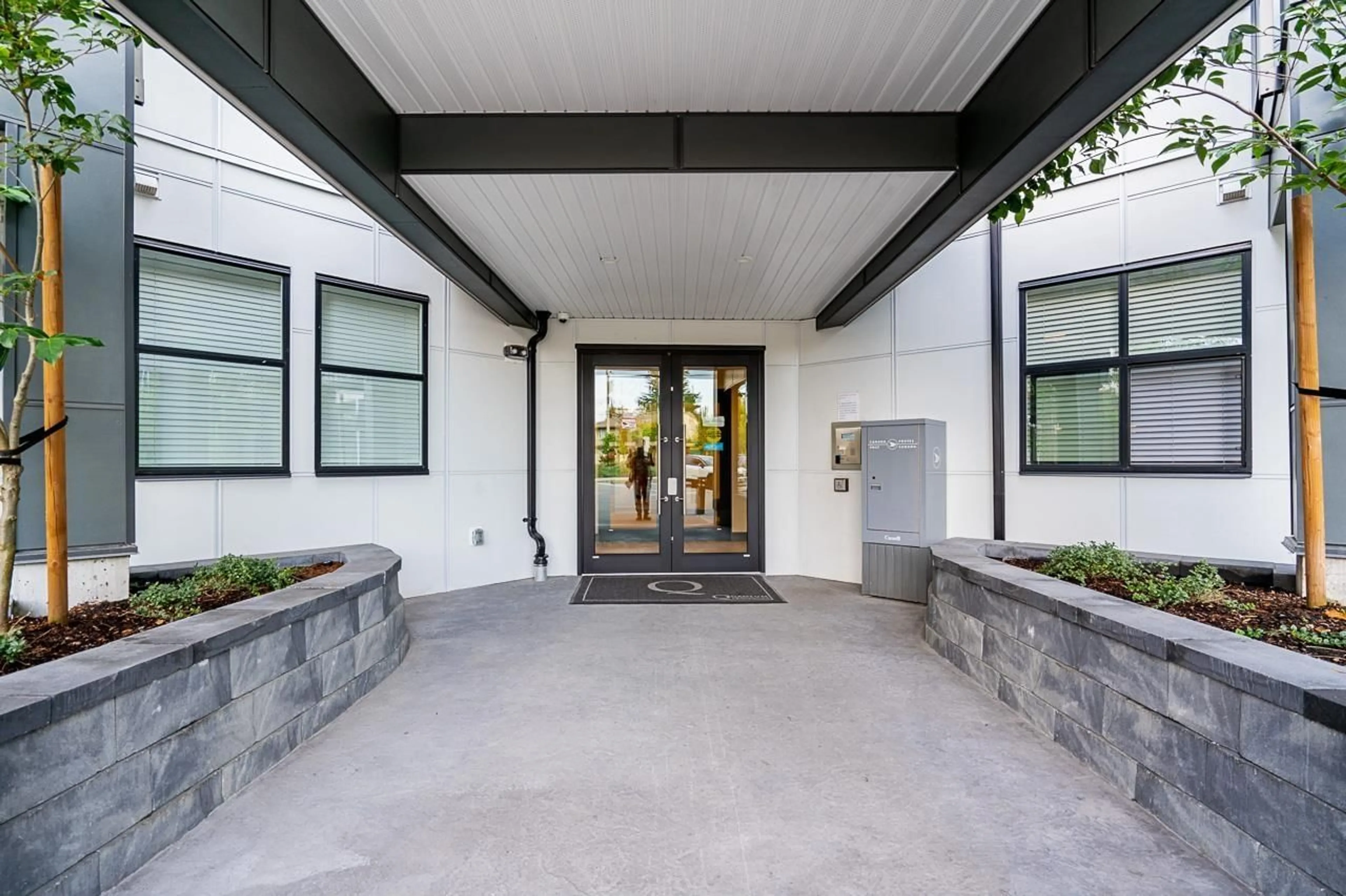 Indoor entryway, cement floor for 119 2120 GLADWIN ROAD, Abbotsford British Columbia V2S0L7