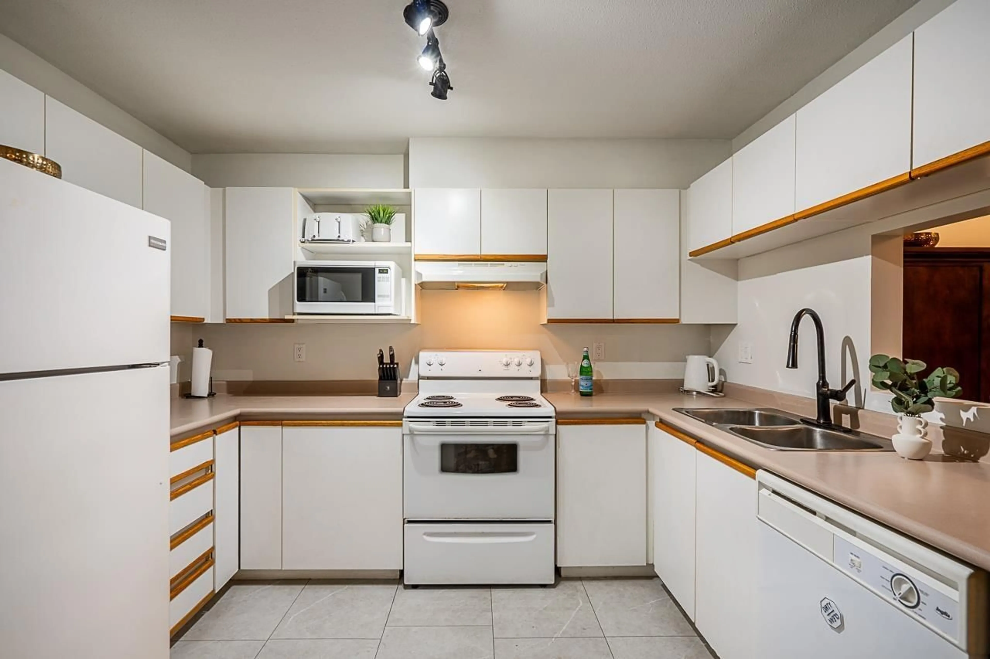 Standard kitchen, wood floors, cottage for 107 27358 32 AVENUE, Langley British Columbia V4W3M5