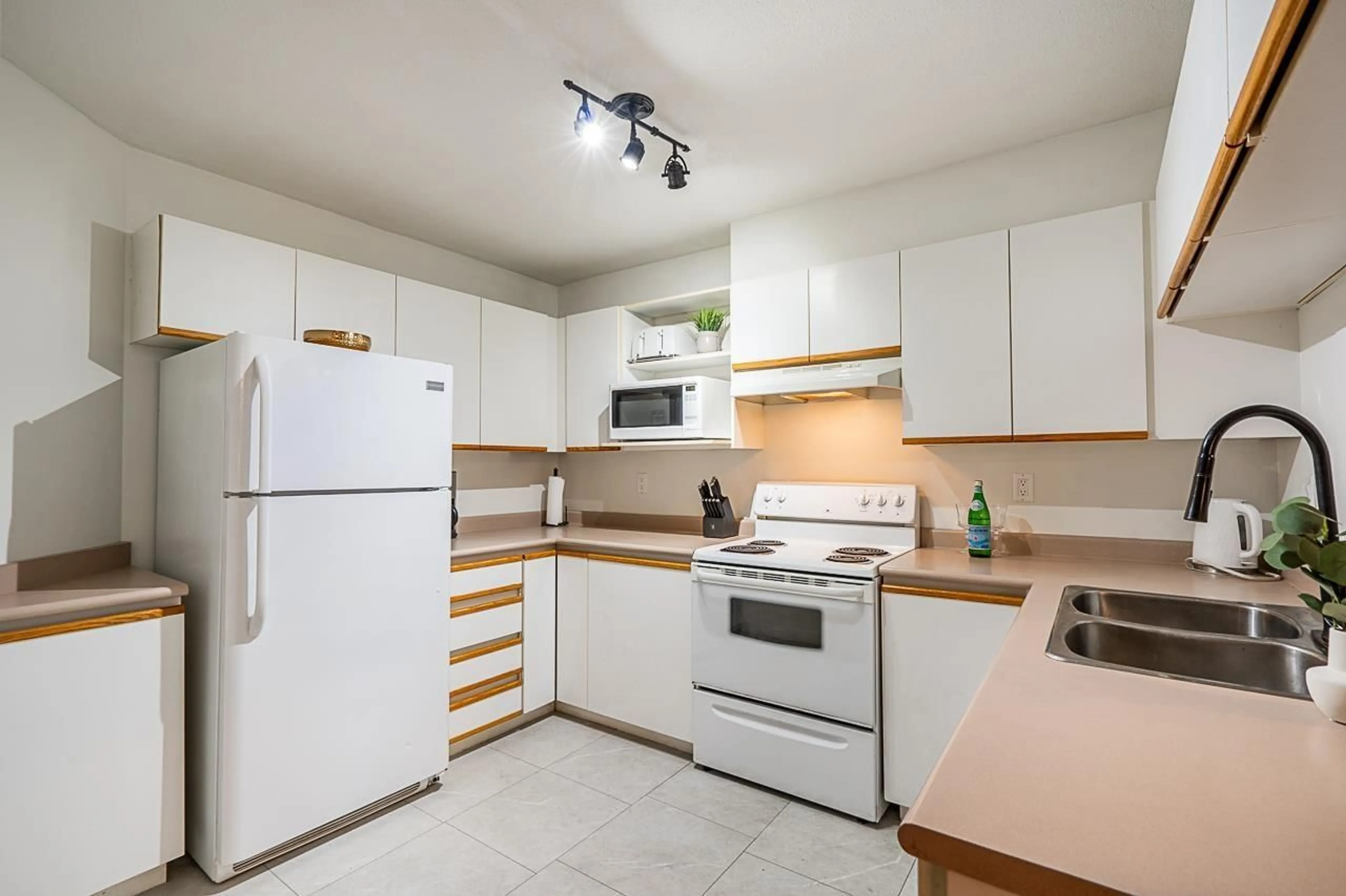 Standard kitchen, cottage for 107 27358 32 AVENUE, Langley British Columbia V4W3M5