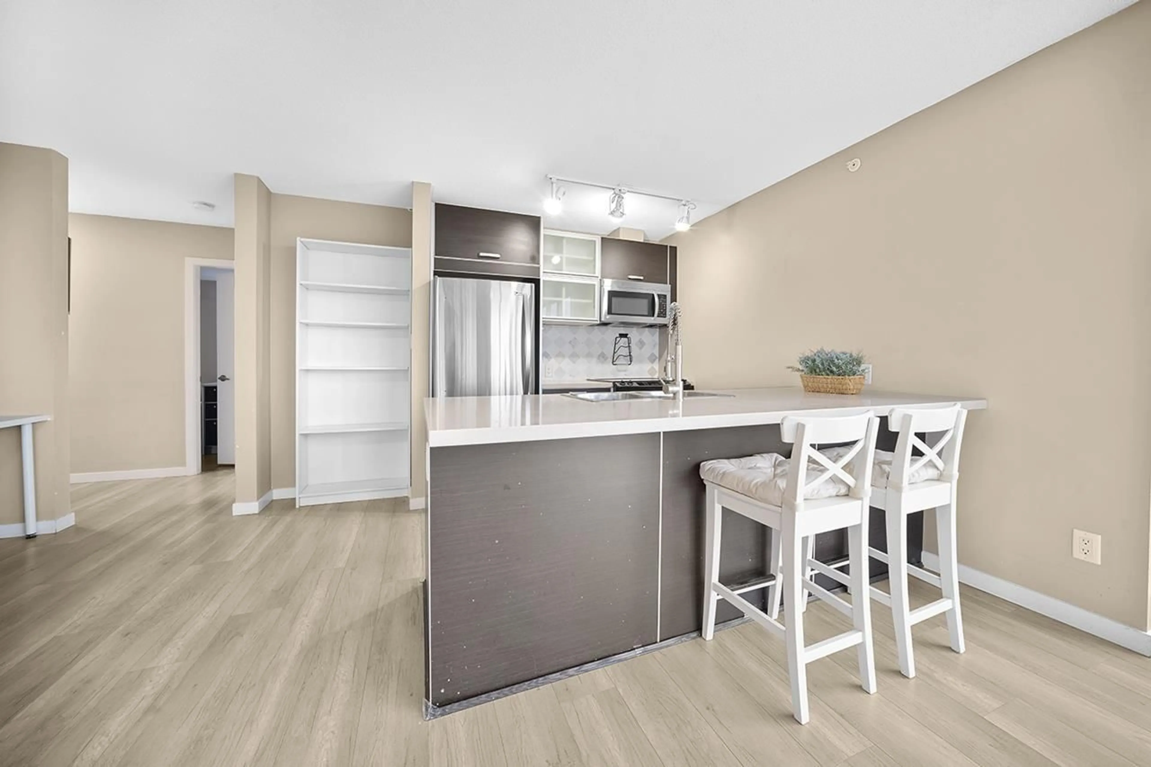 Open concept kitchen for 1807 13688 100 AVENUE, Surrey British Columbia V3T0G5