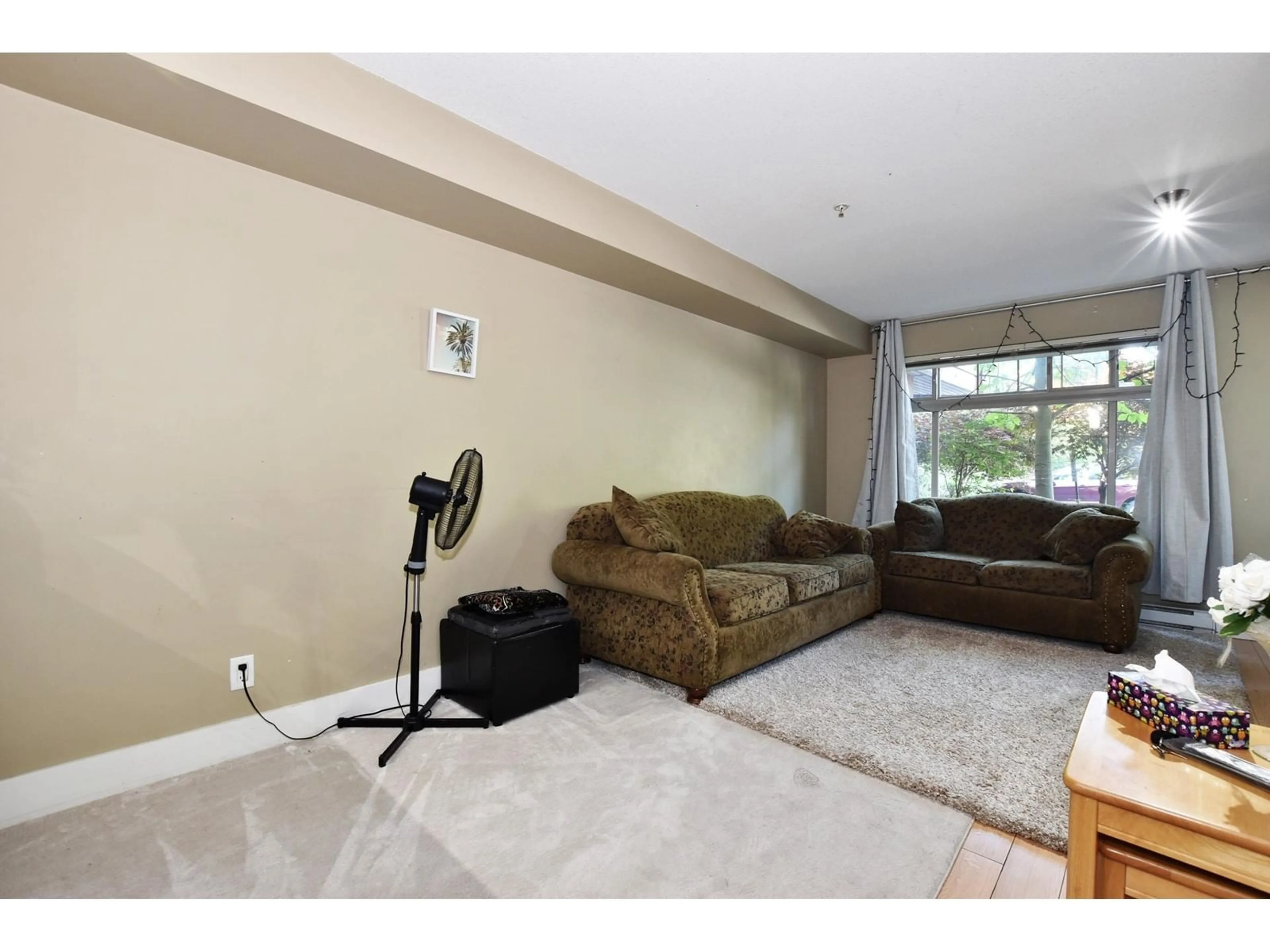 Living room, carpet floors for 134 2233 MCKENZIE ROAD, Abbotsford British Columbia V2S4A1