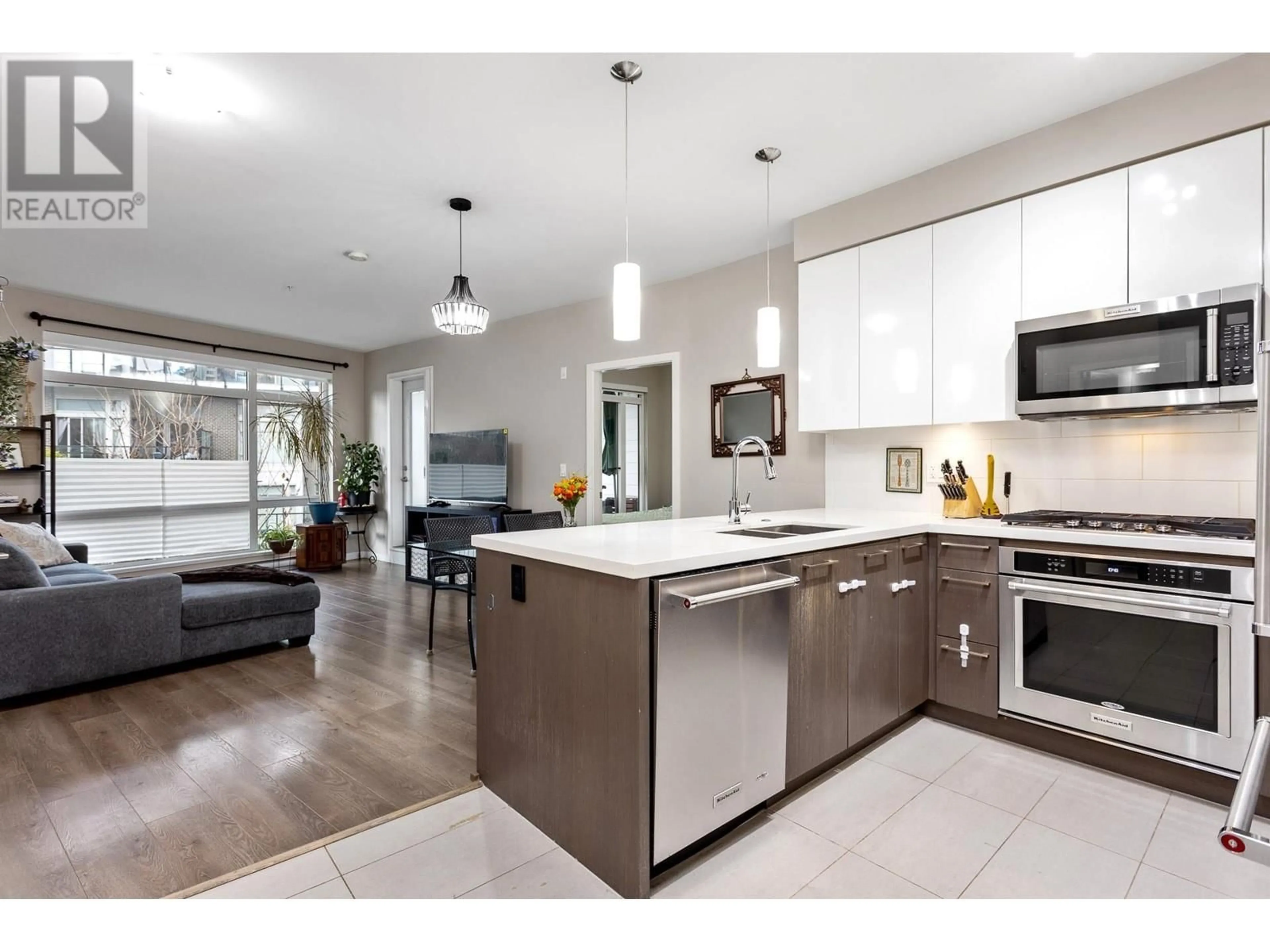 Open concept kitchen for 218 22 E ROYAL AVENUE, New Westminster British Columbia V3L5E8