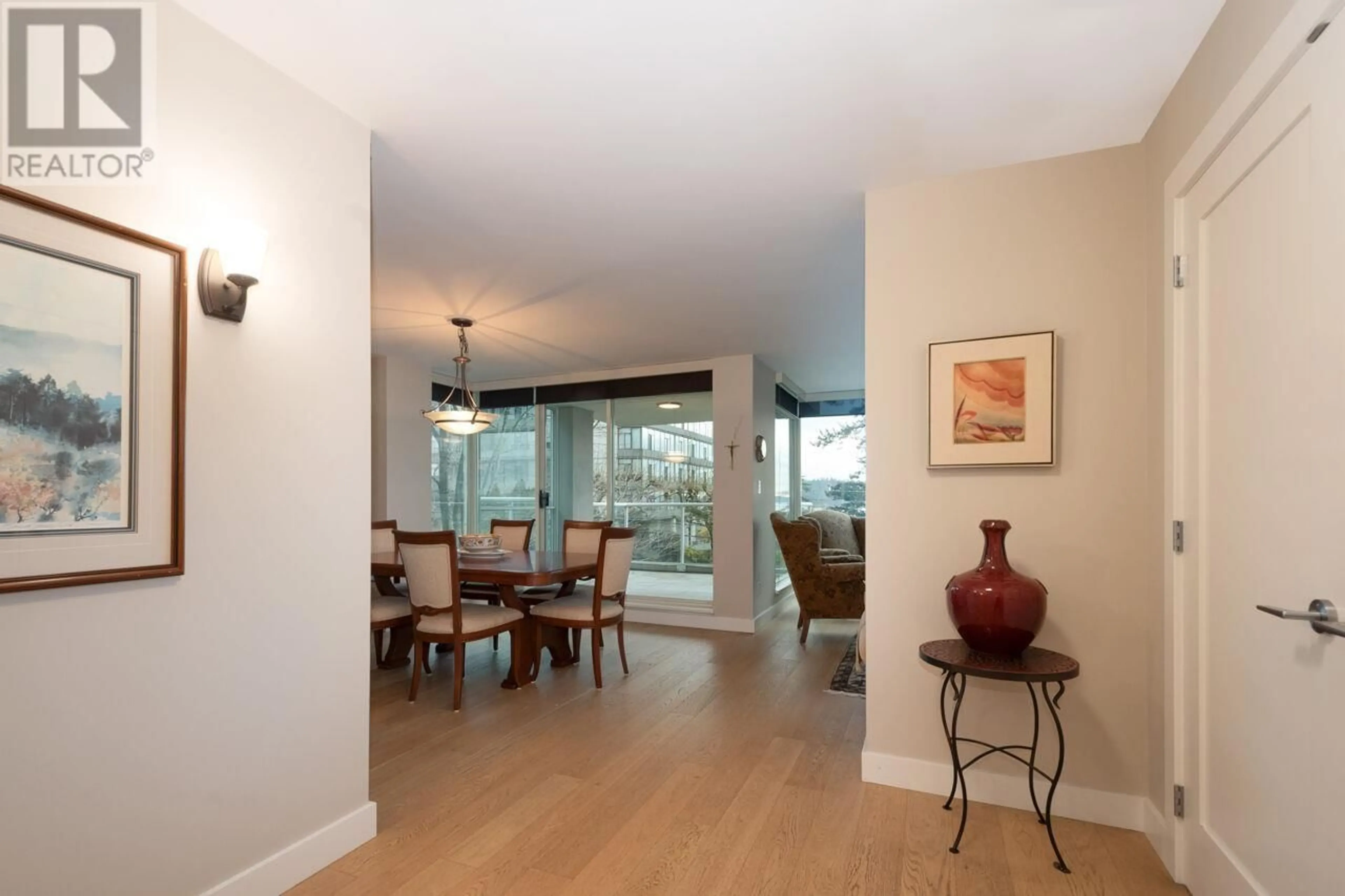 Indoor foyer, wood floors for 301 1455 DUCHESS AVENUE, West Vancouver British Columbia V7T1H7