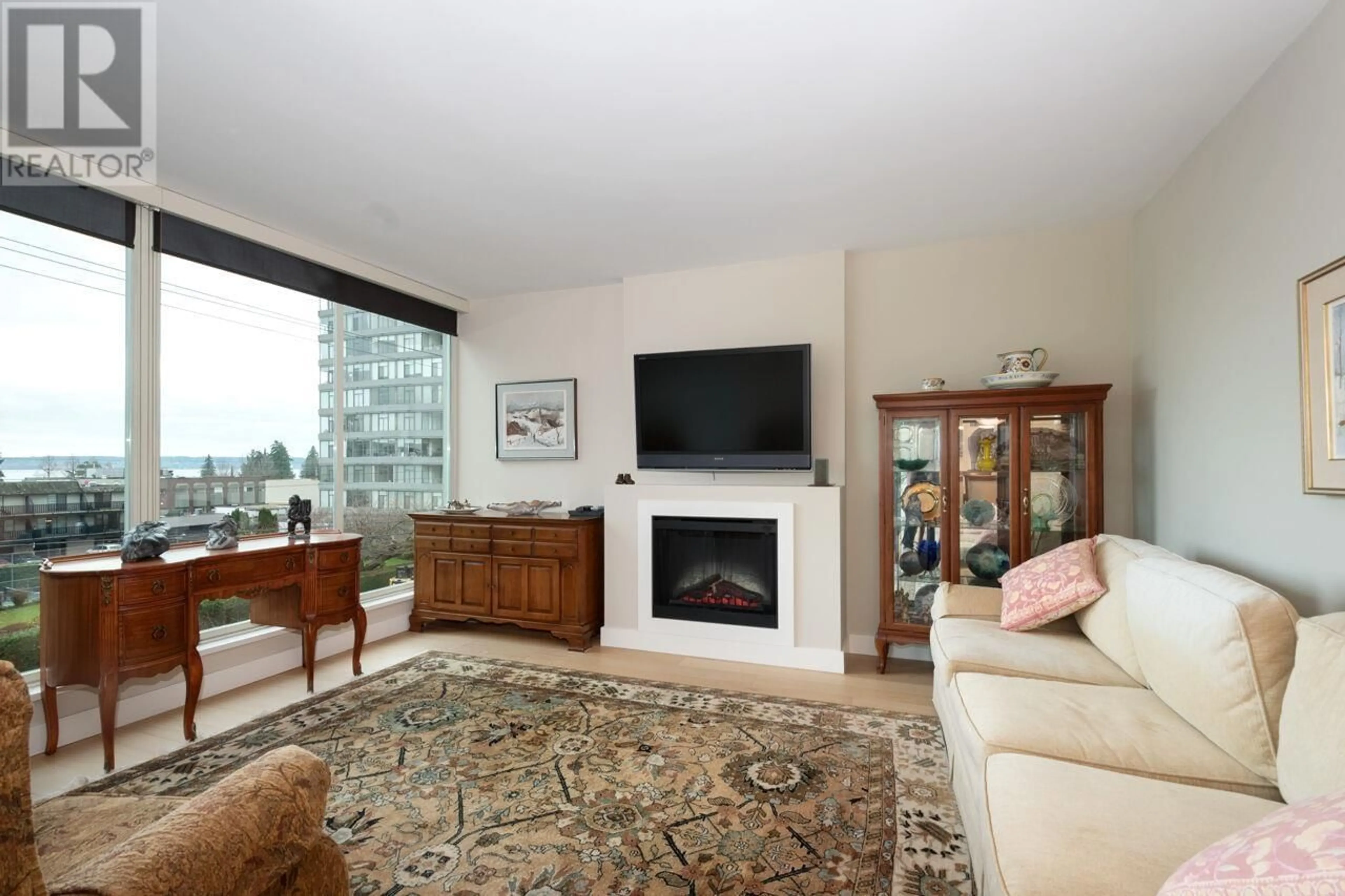 Living room, wood floors for 301 1455 DUCHESS AVENUE, West Vancouver British Columbia V7T1H7