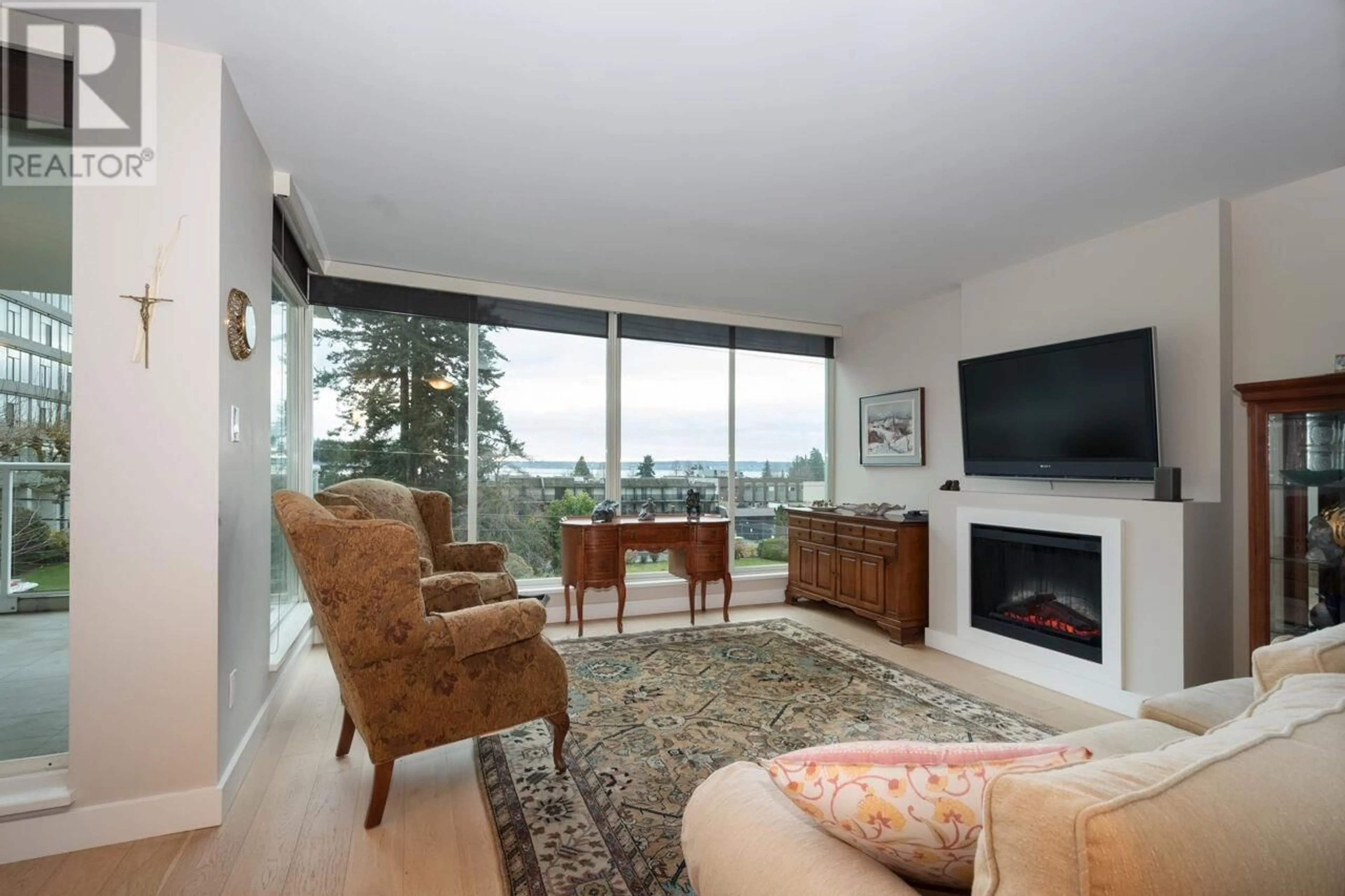 Living room, wood floors for 301 1455 DUCHESS AVENUE, West Vancouver British Columbia V7T1H7