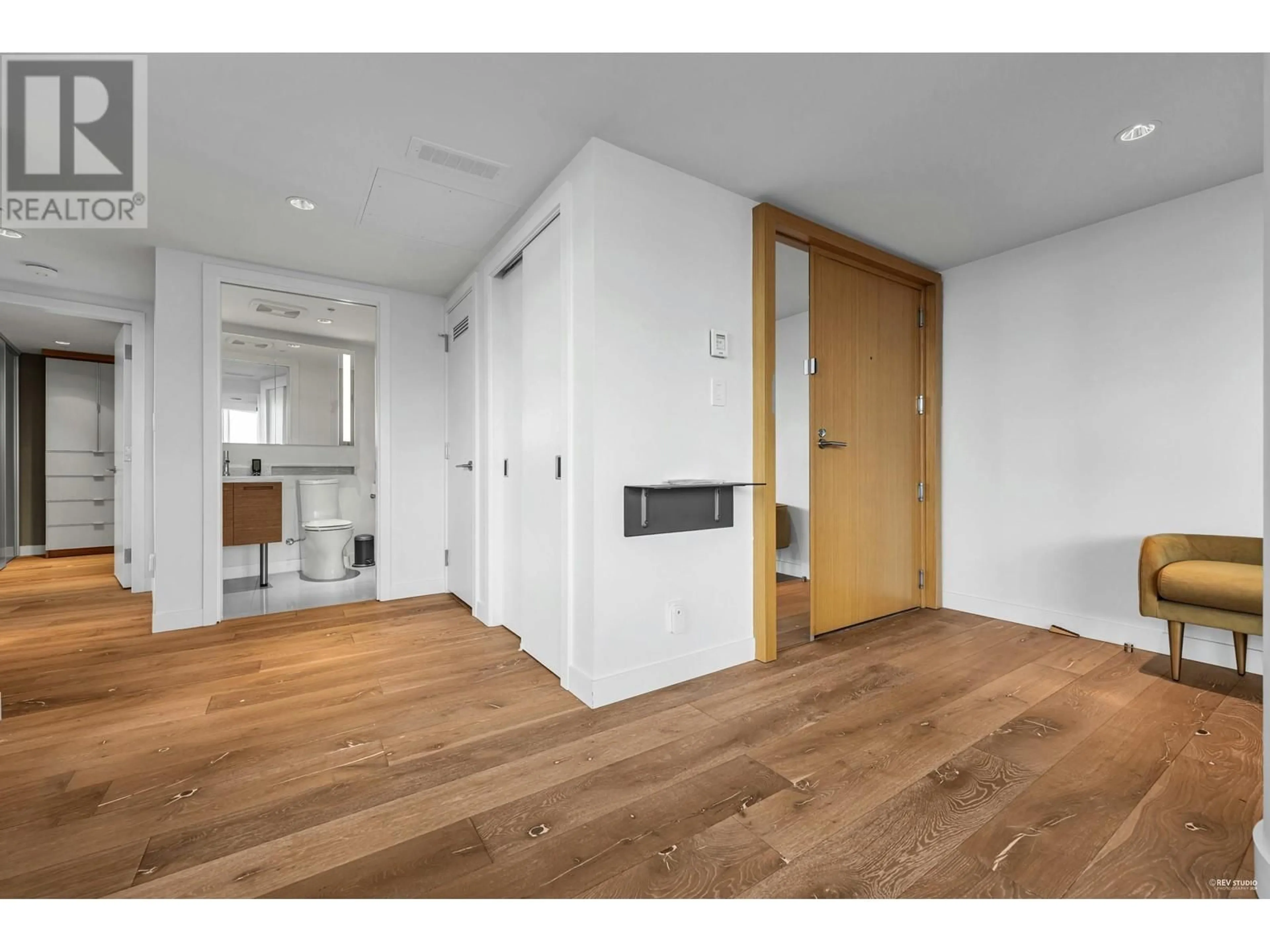 Indoor entryway, wood floors for 5001 777 RICHARDS STREET, Vancouver British Columbia V6B0M6