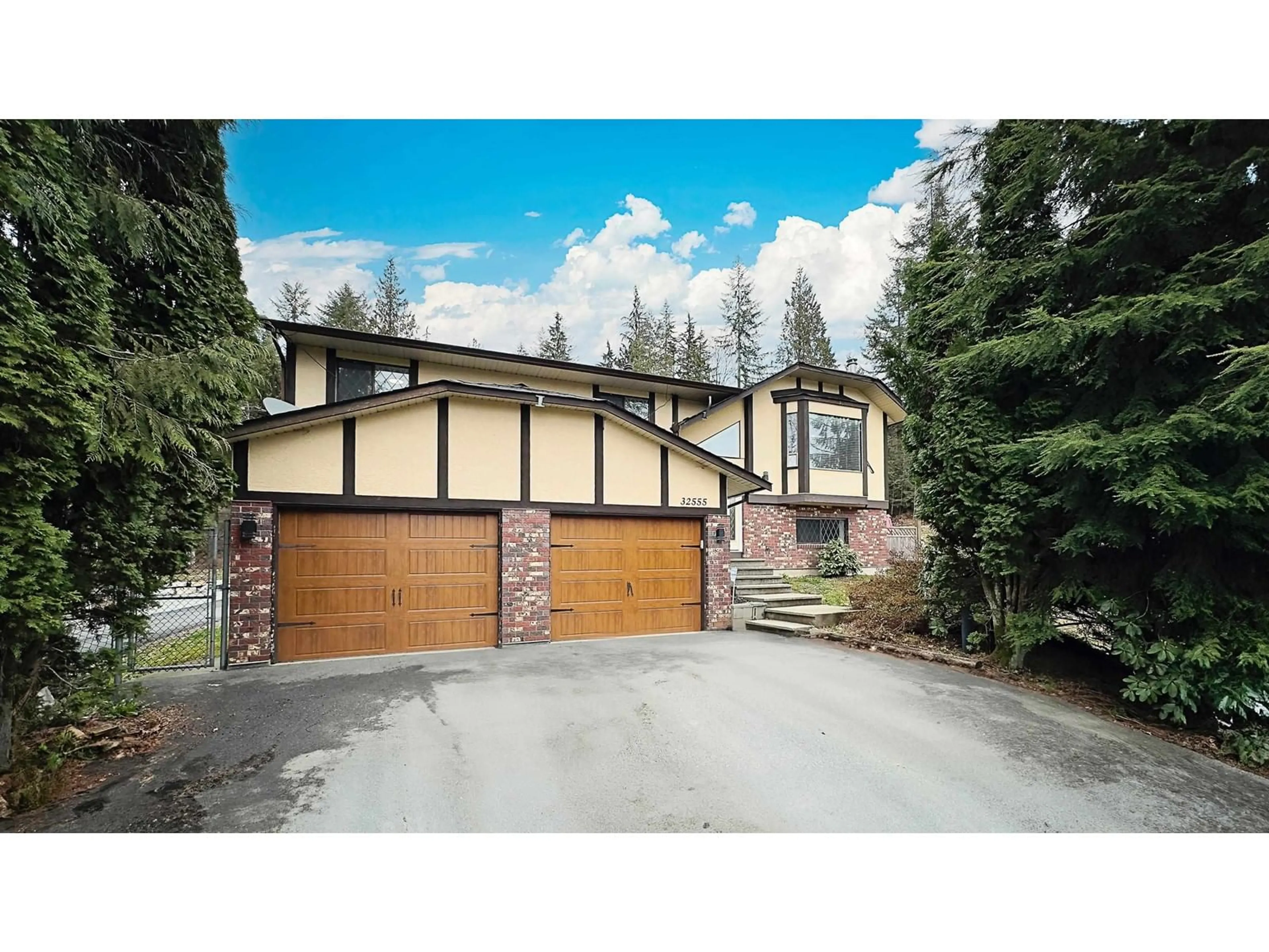 Frontside or backside of a home, cottage for 32555 RICHARDS AVENUE, Mission British Columbia V2V7E6