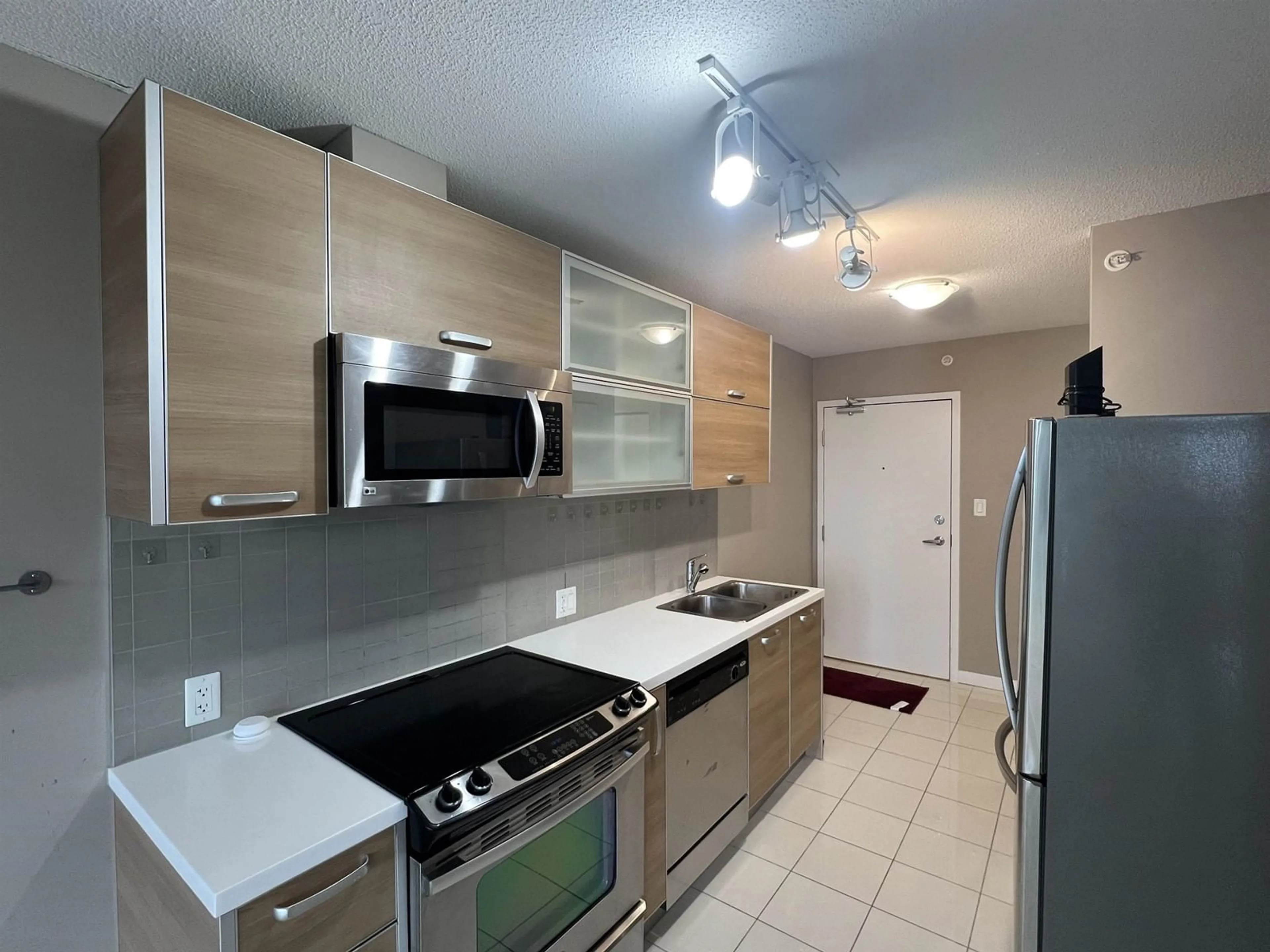 Standard kitchen for 1106 9981 WHALLEY BOULEVARD, Surrey British Columbia V3T0G6