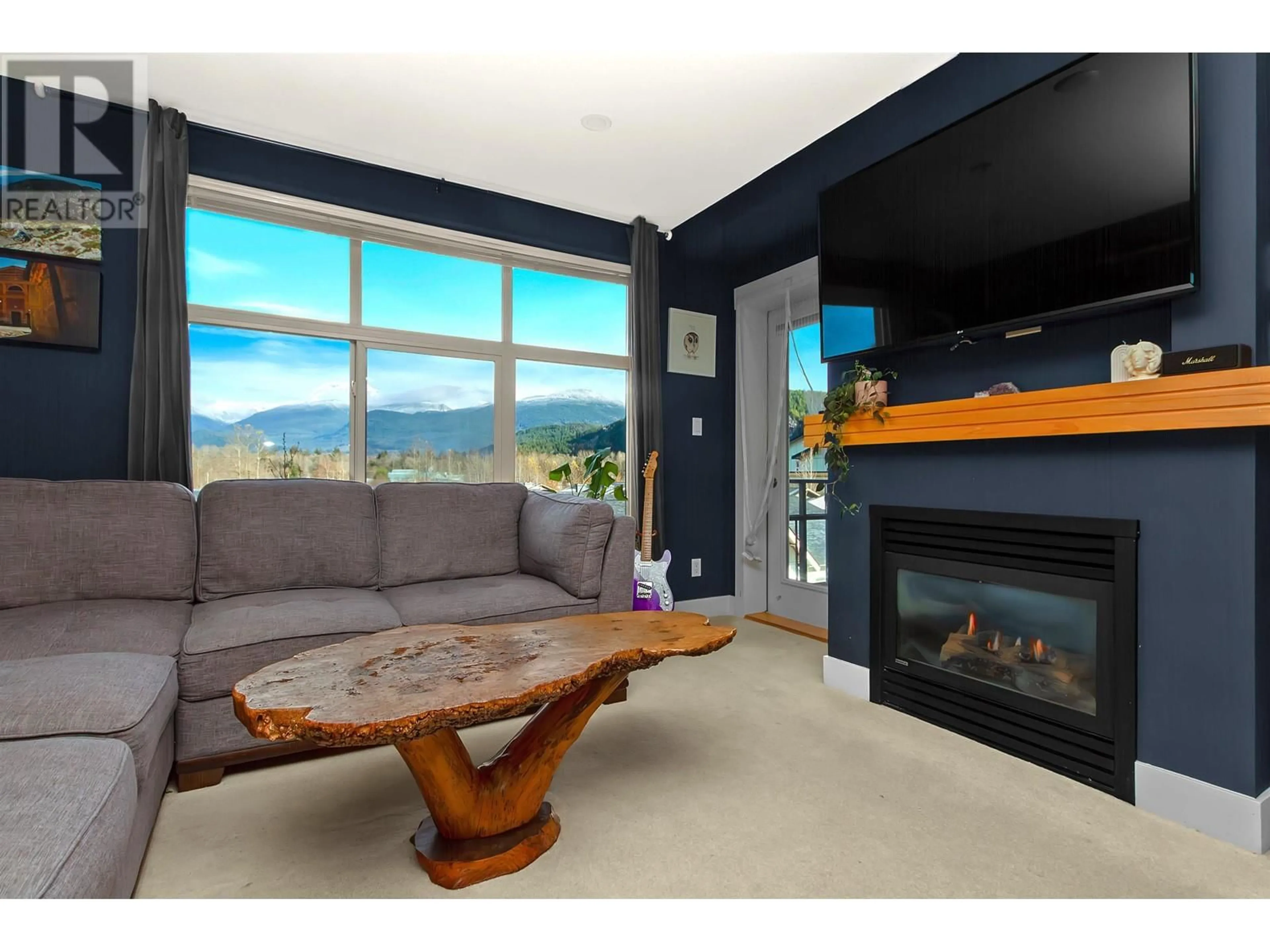 Living room, wood floors for 419 1211 VILLAGE GREEN WAY, Squamish British Columbia V8B0R7