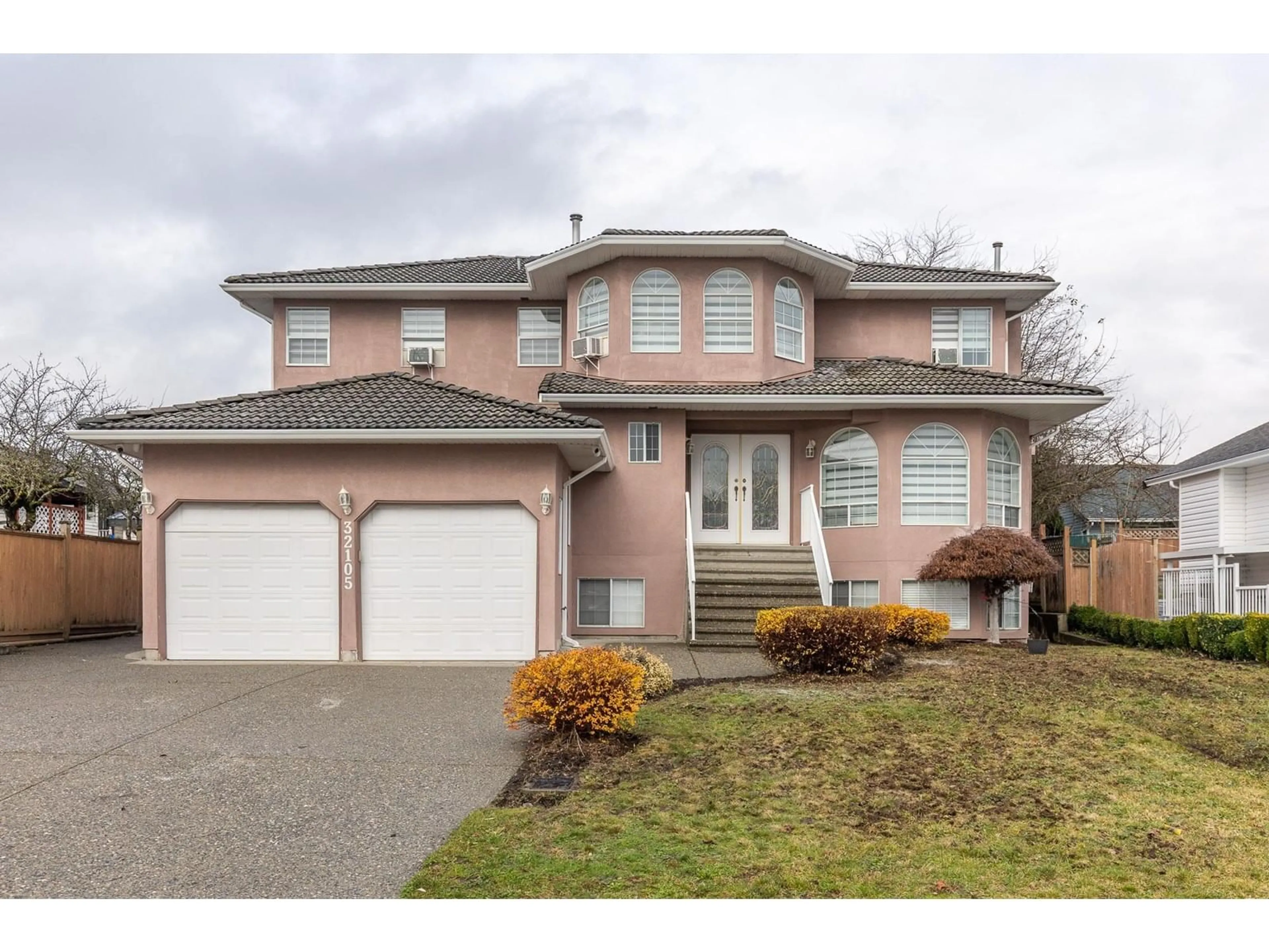 Frontside or backside of a home, the street view for 32105 ELKFORD DRIVE, Abbotsford British Columbia V2T5C3