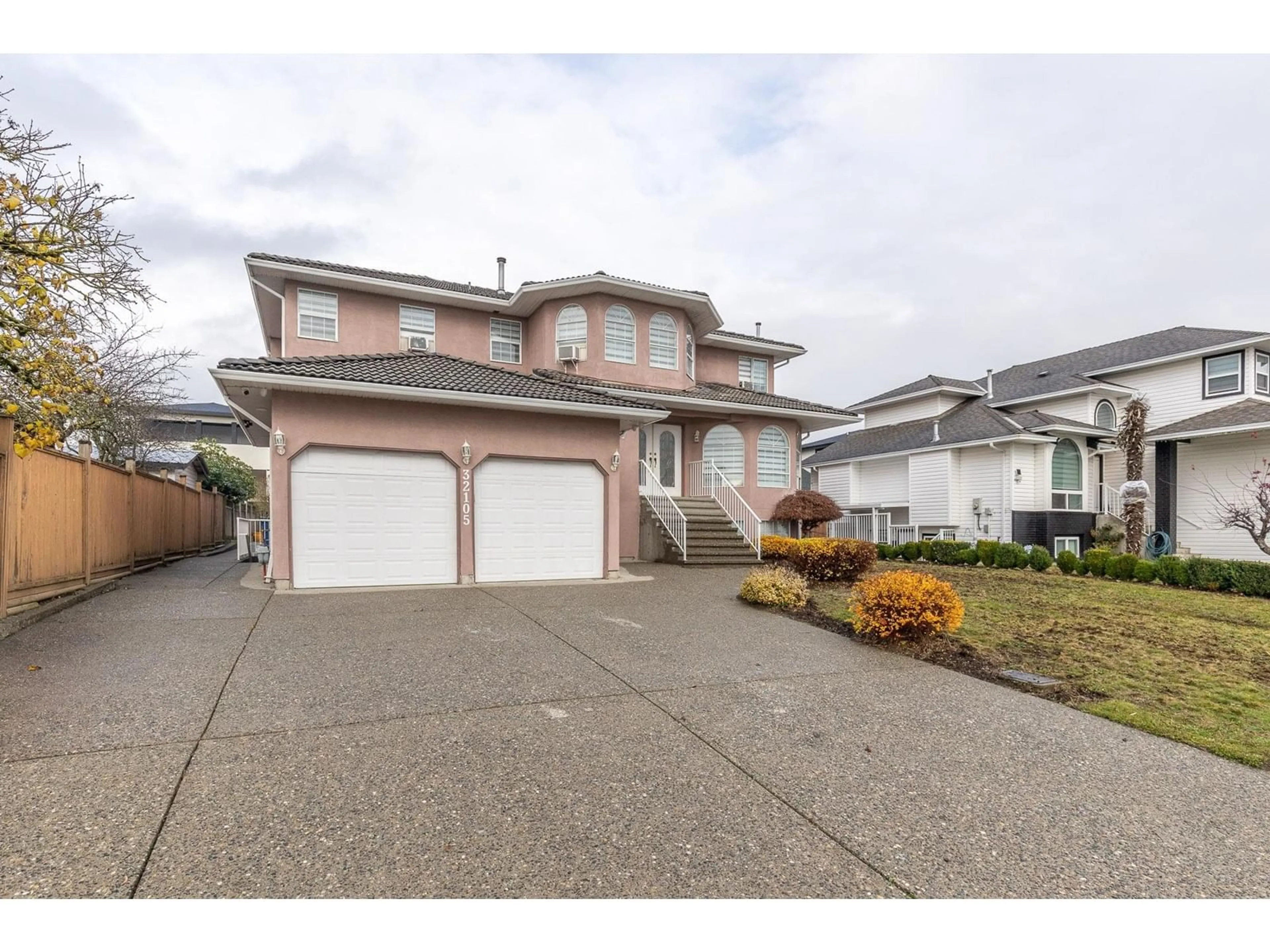 Frontside or backside of a home, the street view for 32105 ELKFORD DRIVE, Abbotsford British Columbia V2T5C3