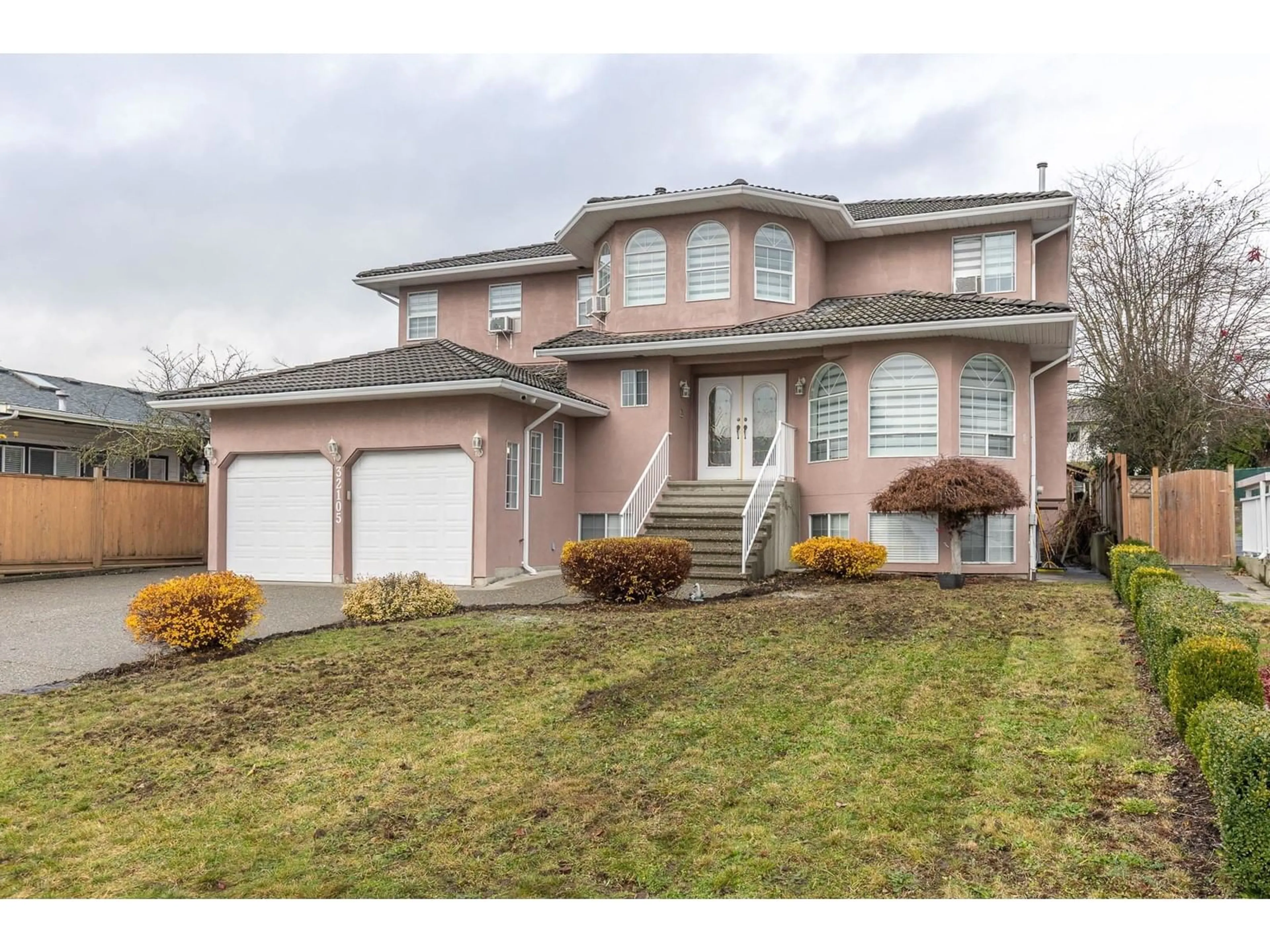 Frontside or backside of a home, the street view for 32105 ELKFORD DRIVE, Abbotsford British Columbia V2T5C3