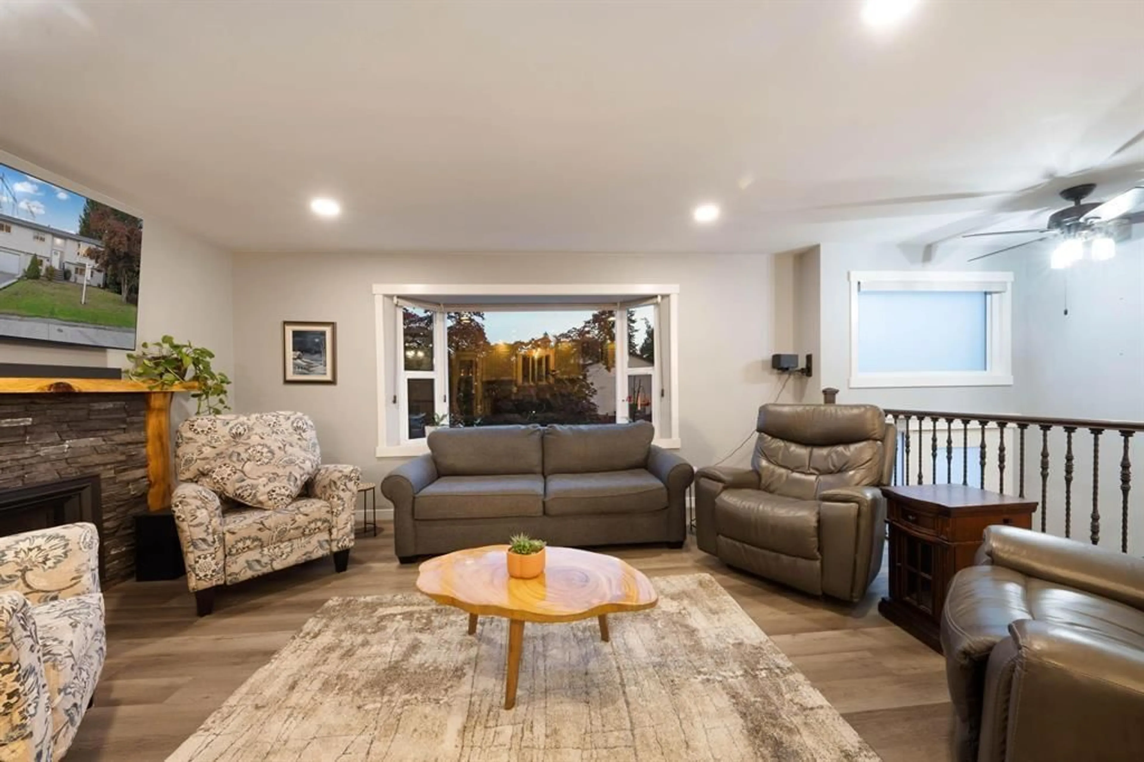 Living room, wood floors for 34623 SOMERSET AVENUE, Abbotsford British Columbia V2S6N1