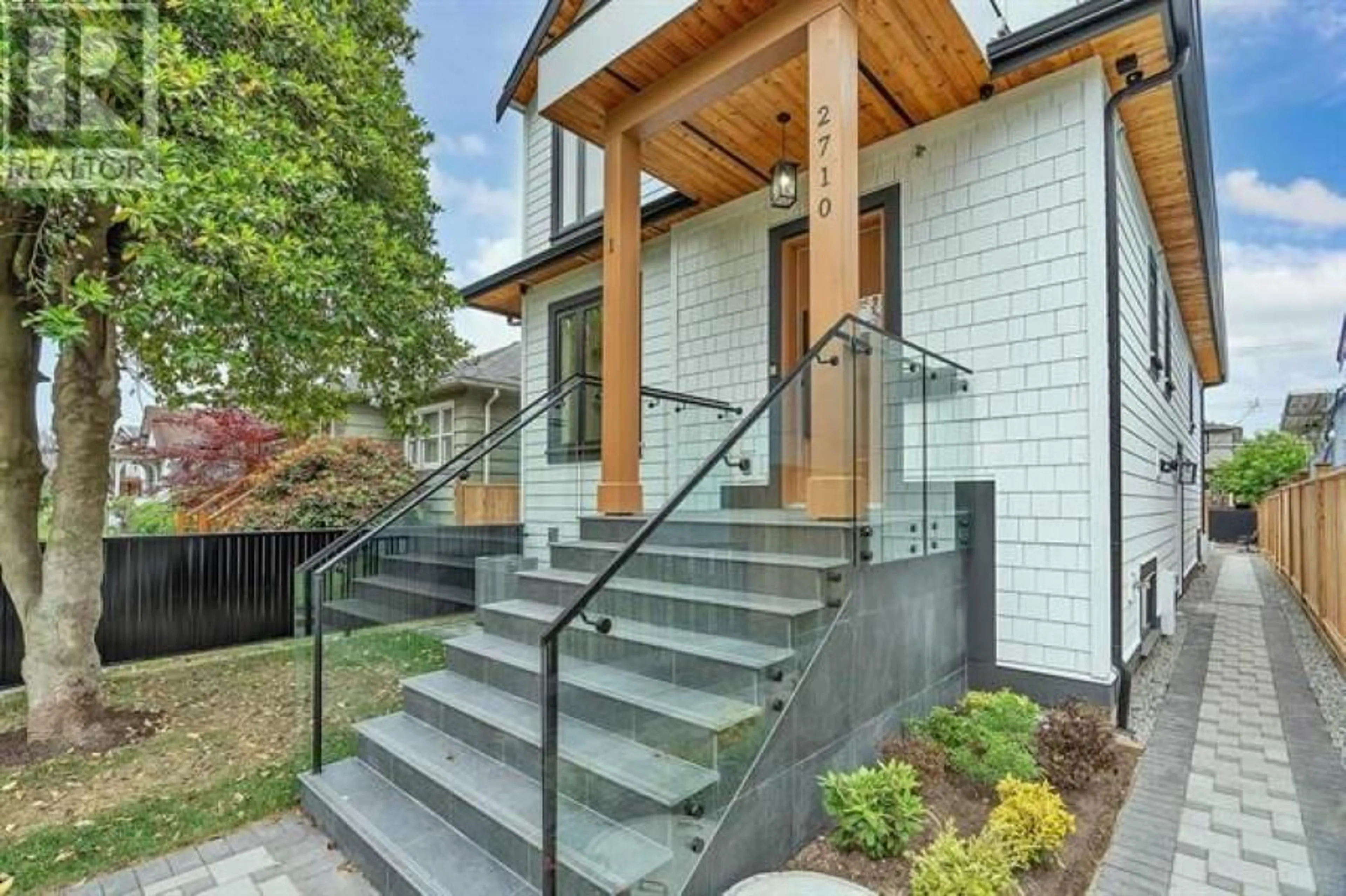 Stairs for 1 2710 E 1ST AVE AVENUE, Vancouver British Columbia V5M1A7