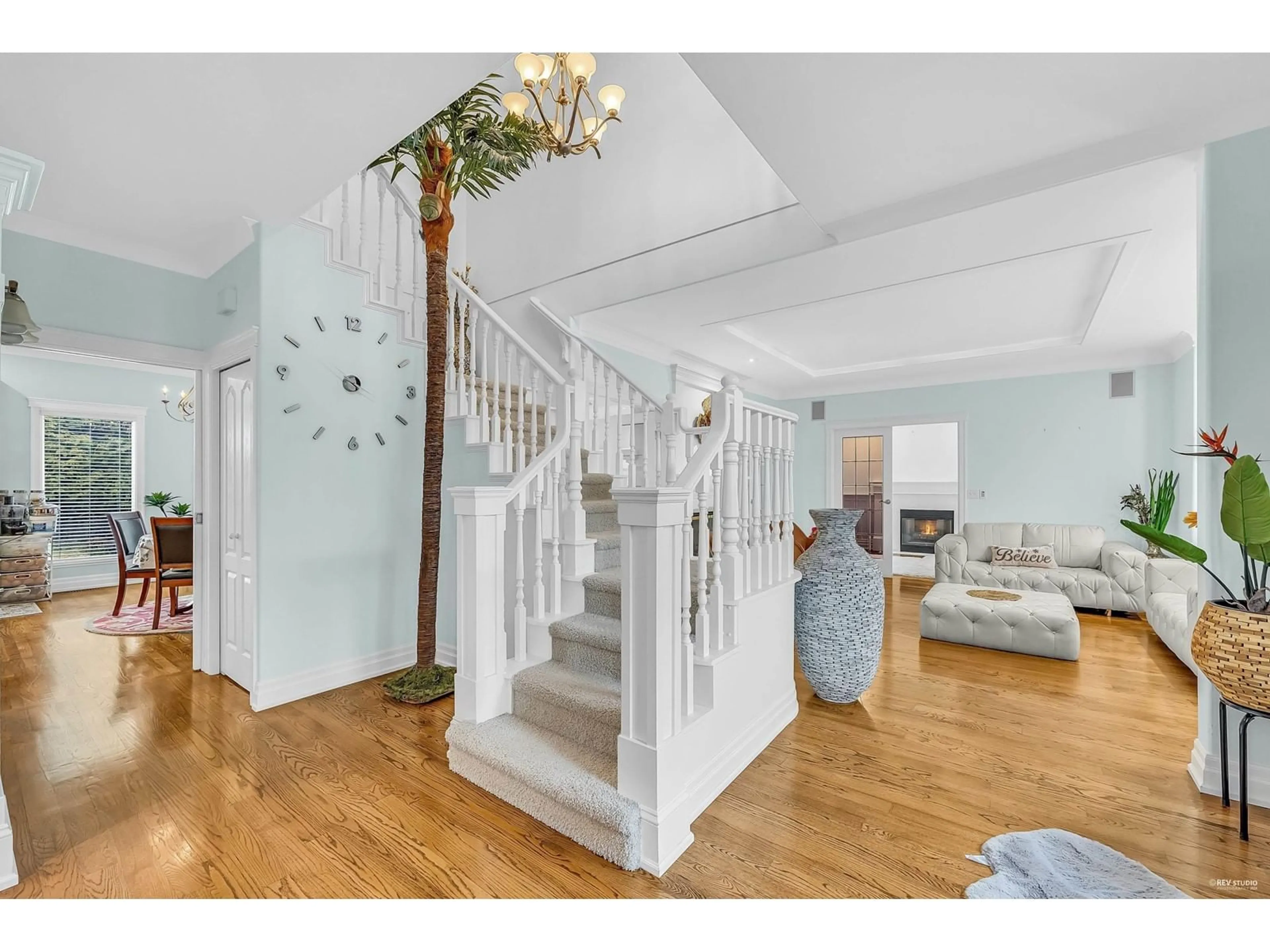 Indoor foyer, wood floors for 13371 21A AVENUE, Surrey British Columbia V4A9N1