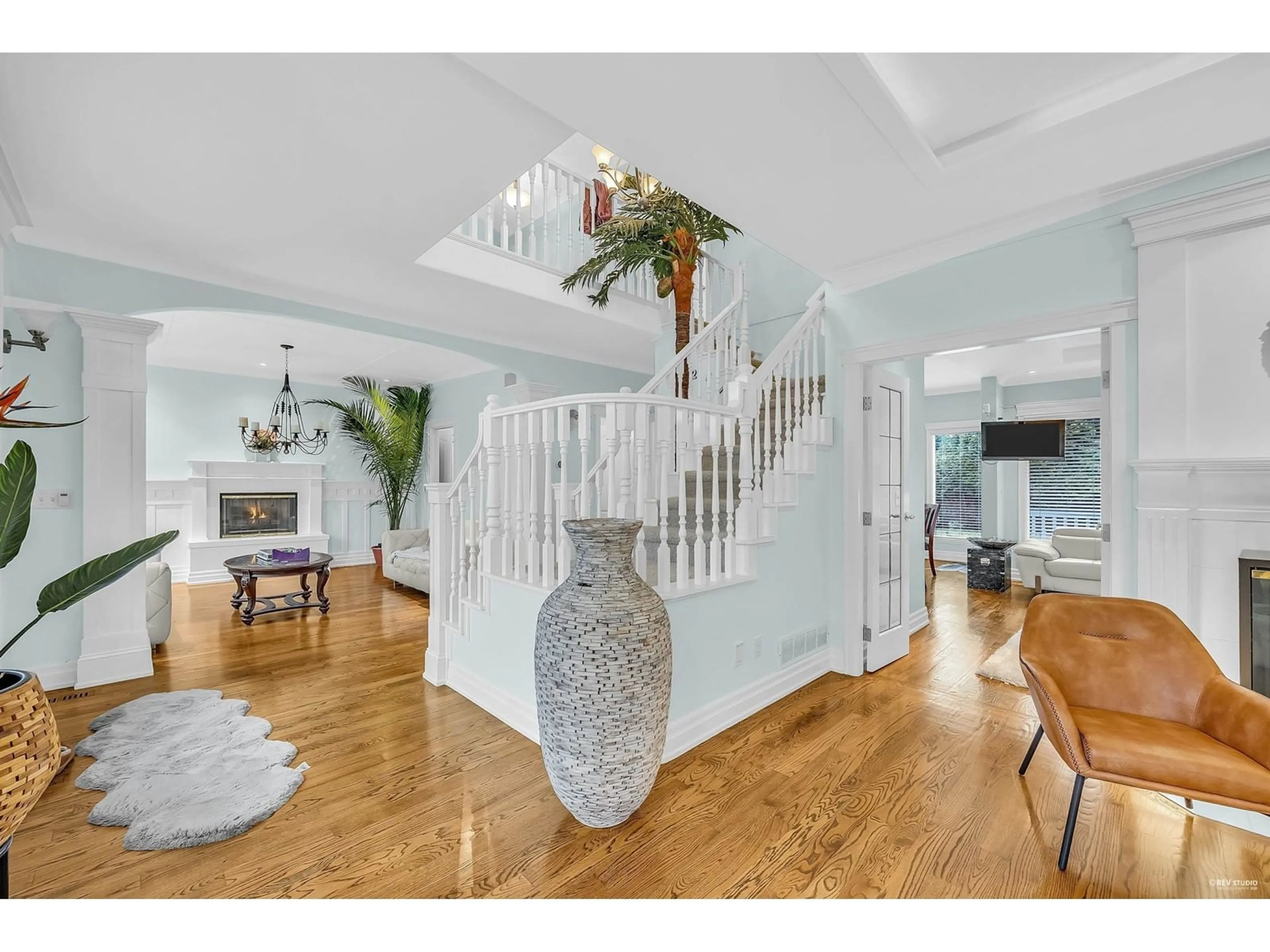 Indoor entryway, wood floors for 13371 21A AVENUE, Surrey British Columbia V4A9N1