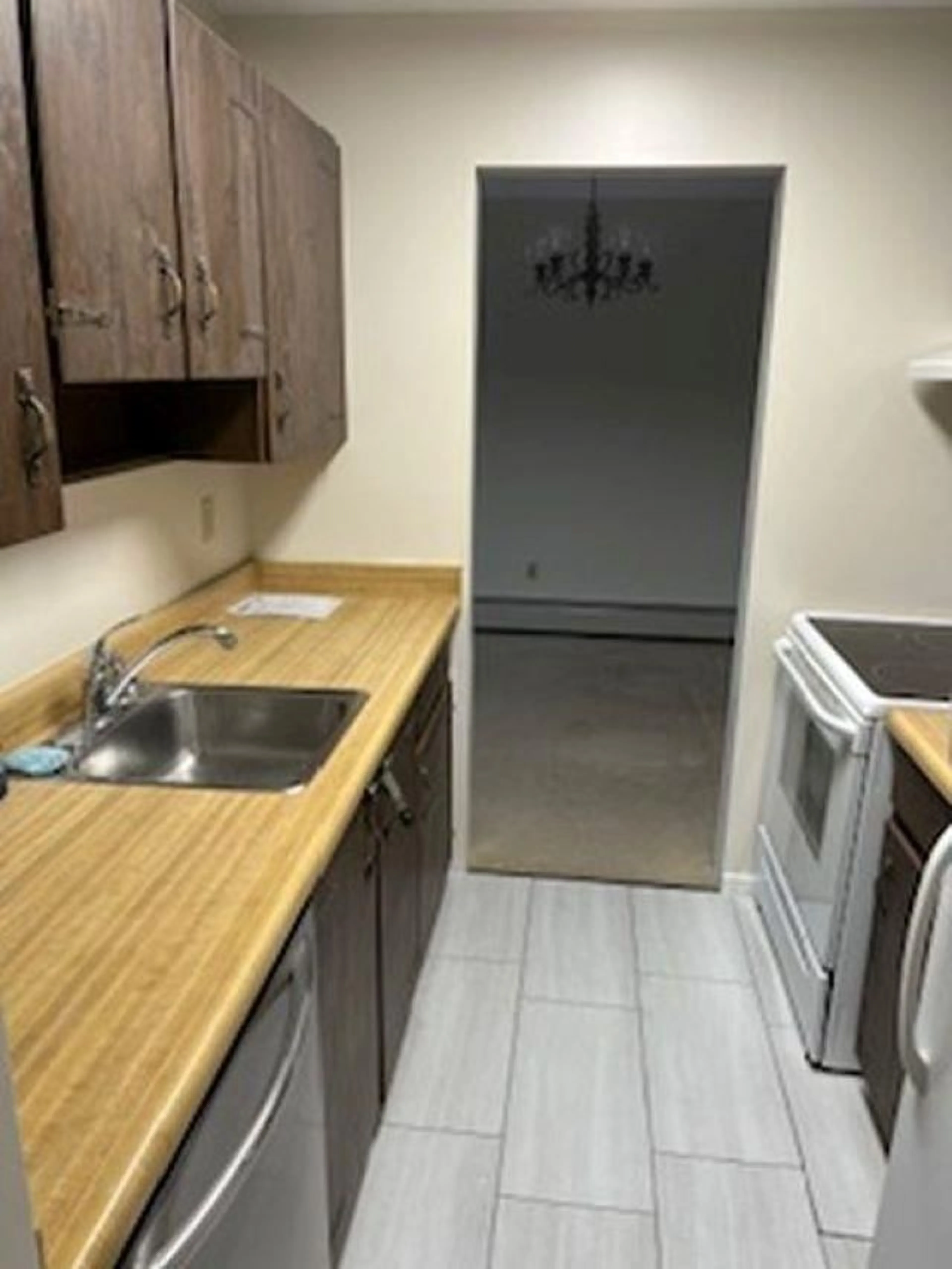 Standard kitchen, unknown for 203 - 7473 140, Surrey British Columbia V3W6G5