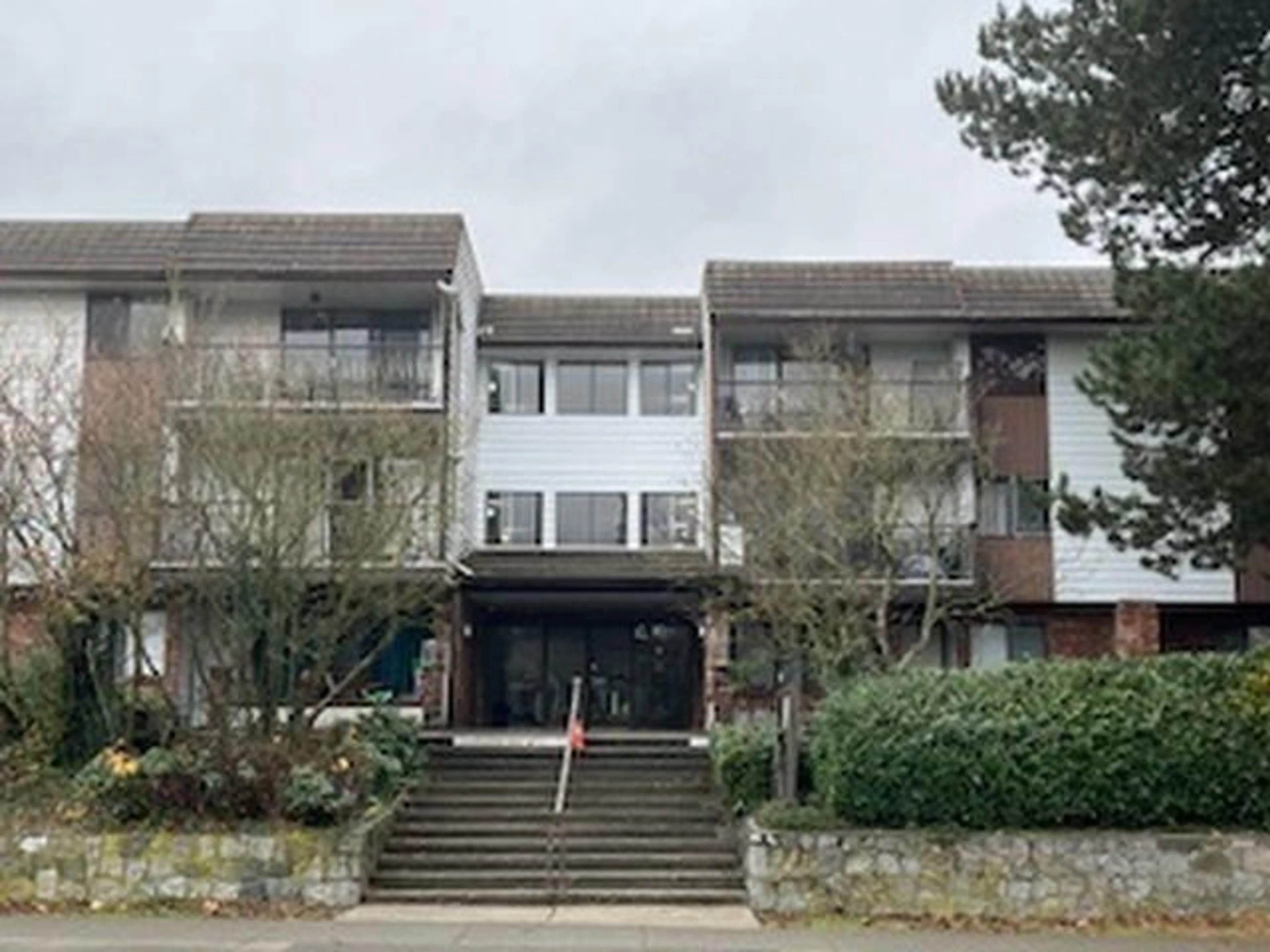 A pic from exterior of the house or condo, the front or back of building for 203 7473 140 STREET, Surrey British Columbia V3W6G5