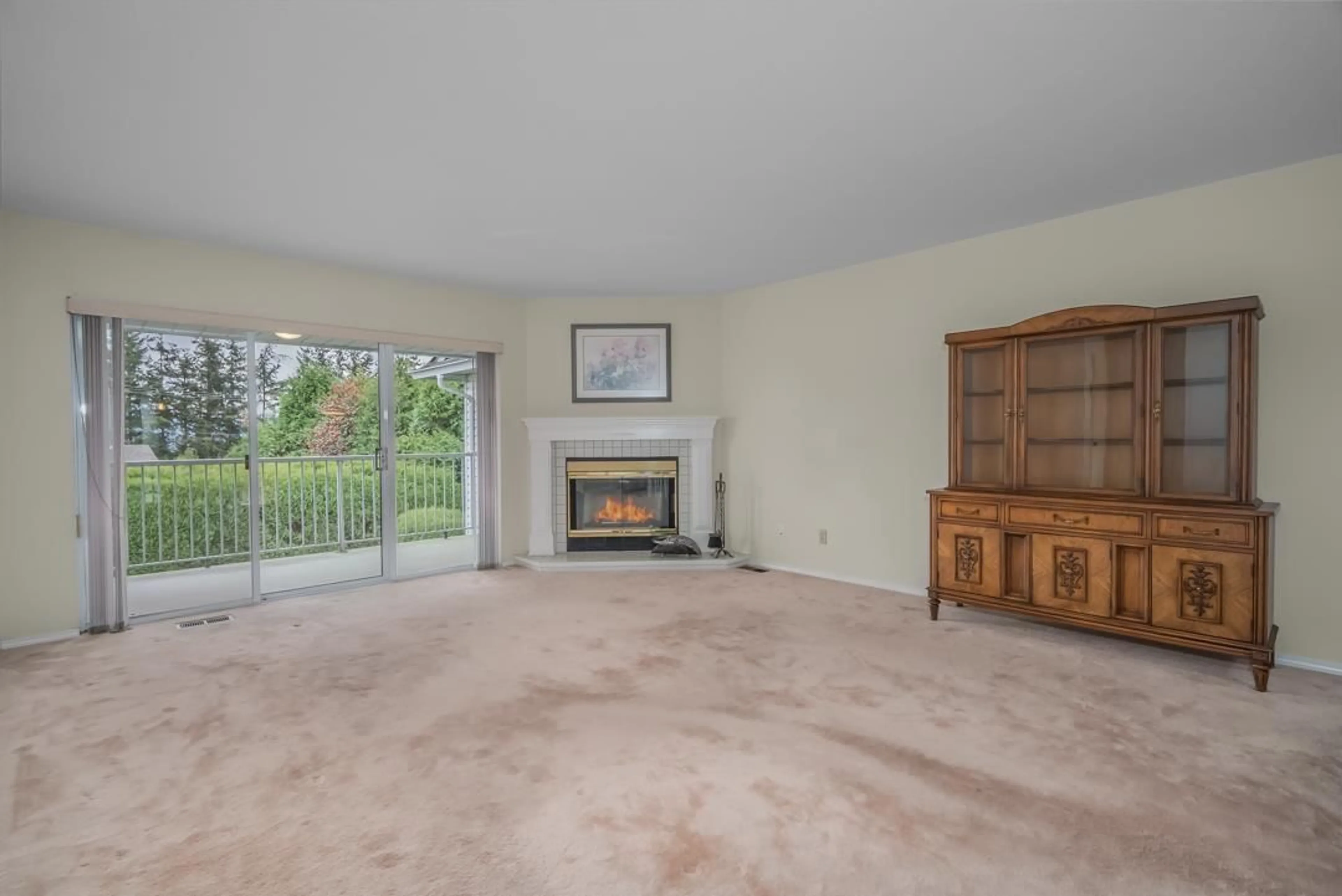 A pic of a room, carpet floors for 15 33922 KING ROAD, Abbotsford British Columbia V2S7N1