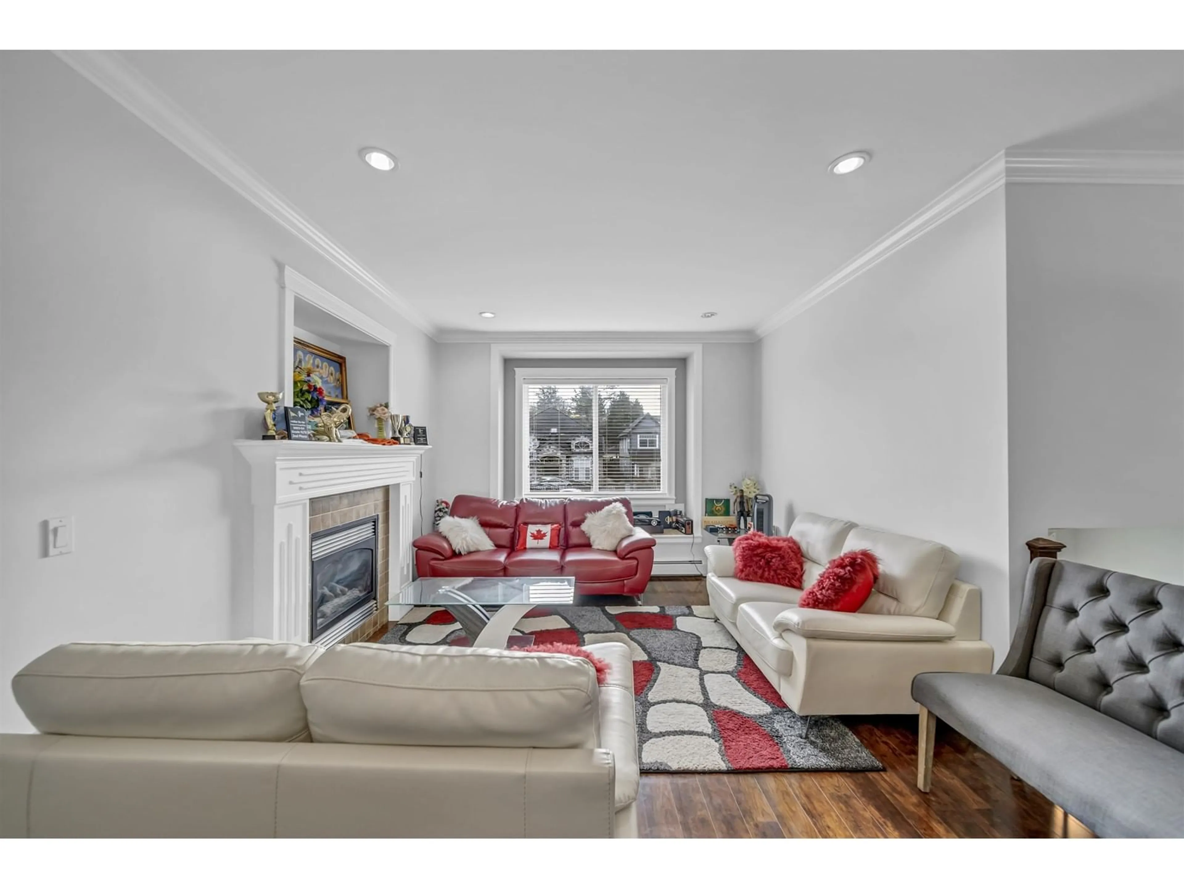 Living room, wood floors for 12101 84 AVENUE, Surrey British Columbia V3W3G4