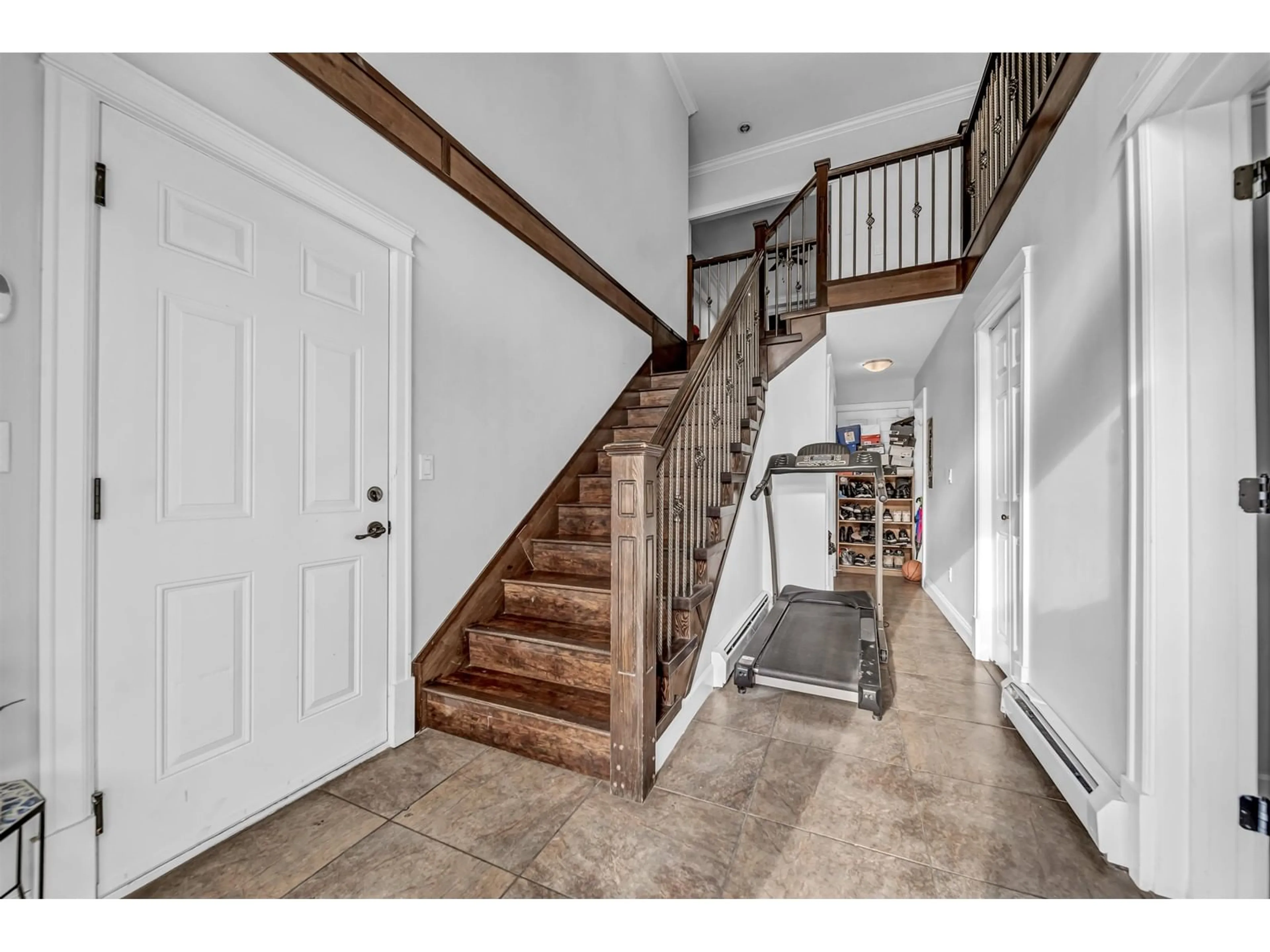 Indoor entryway, wood floors for 12101 84 AVENUE, Surrey British Columbia V3W3G4