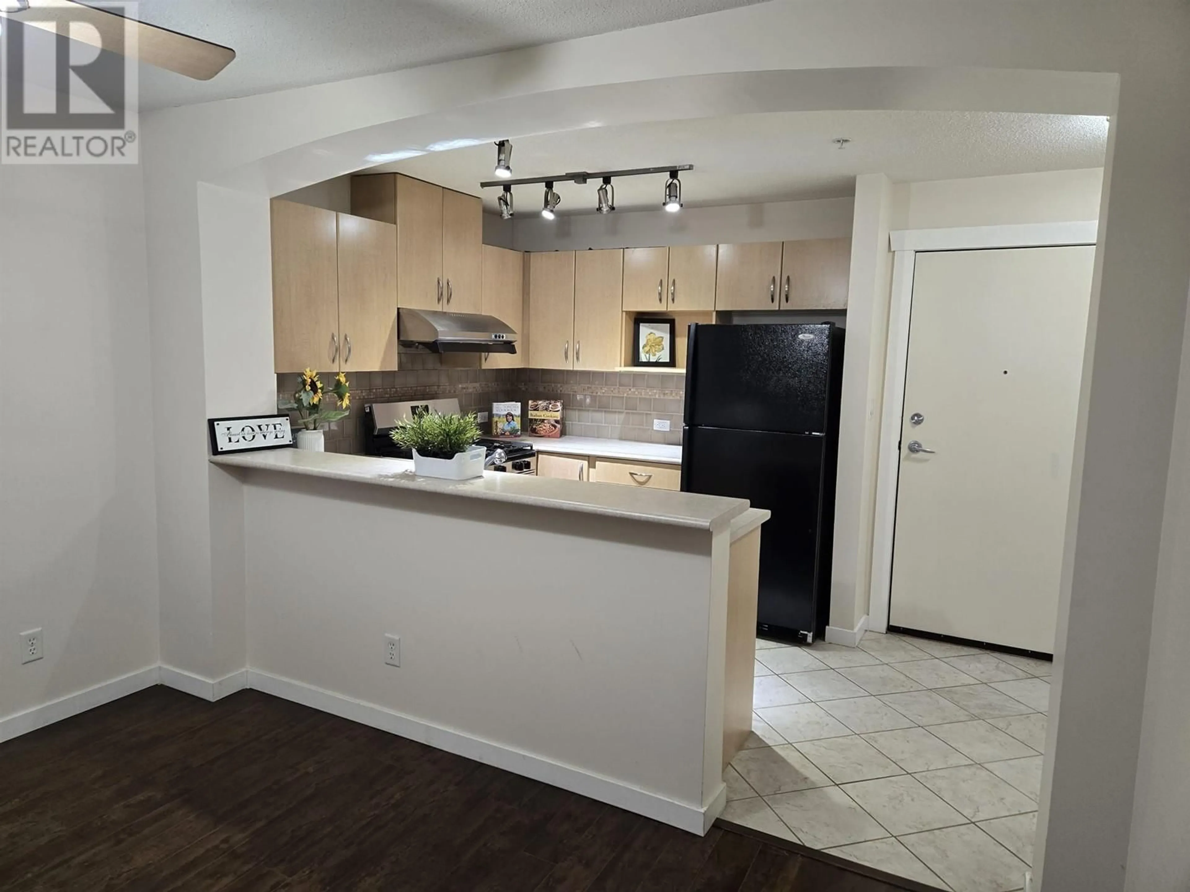 Standard kitchen, wood floors, cottage for 206 2988 SILVER SPRINGS BOULEVARD, Coquitlam British Columbia V3E3R6