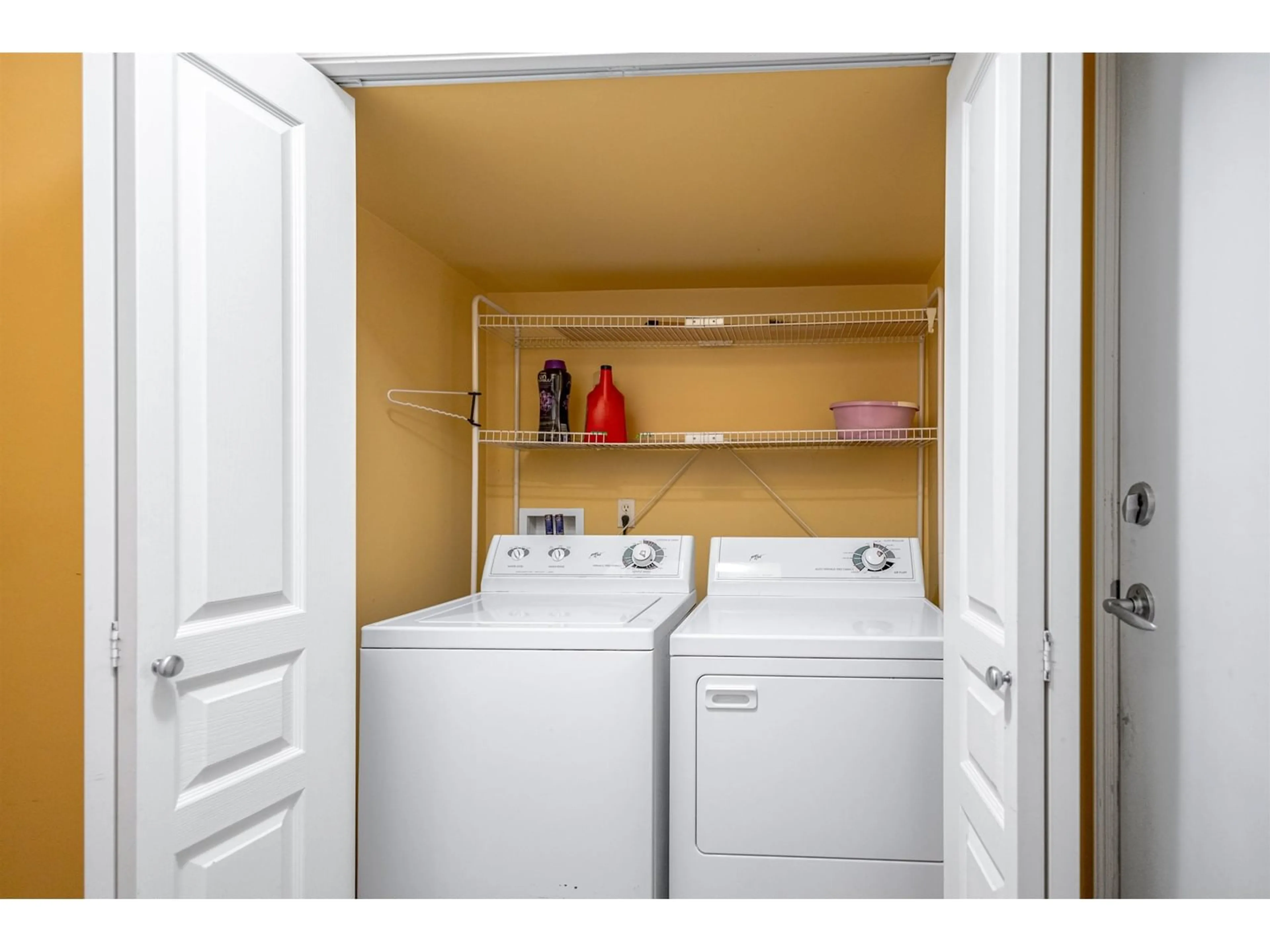 Laundry room for 16 2588 152 STREET, Surrey British Columbia V4P3H9