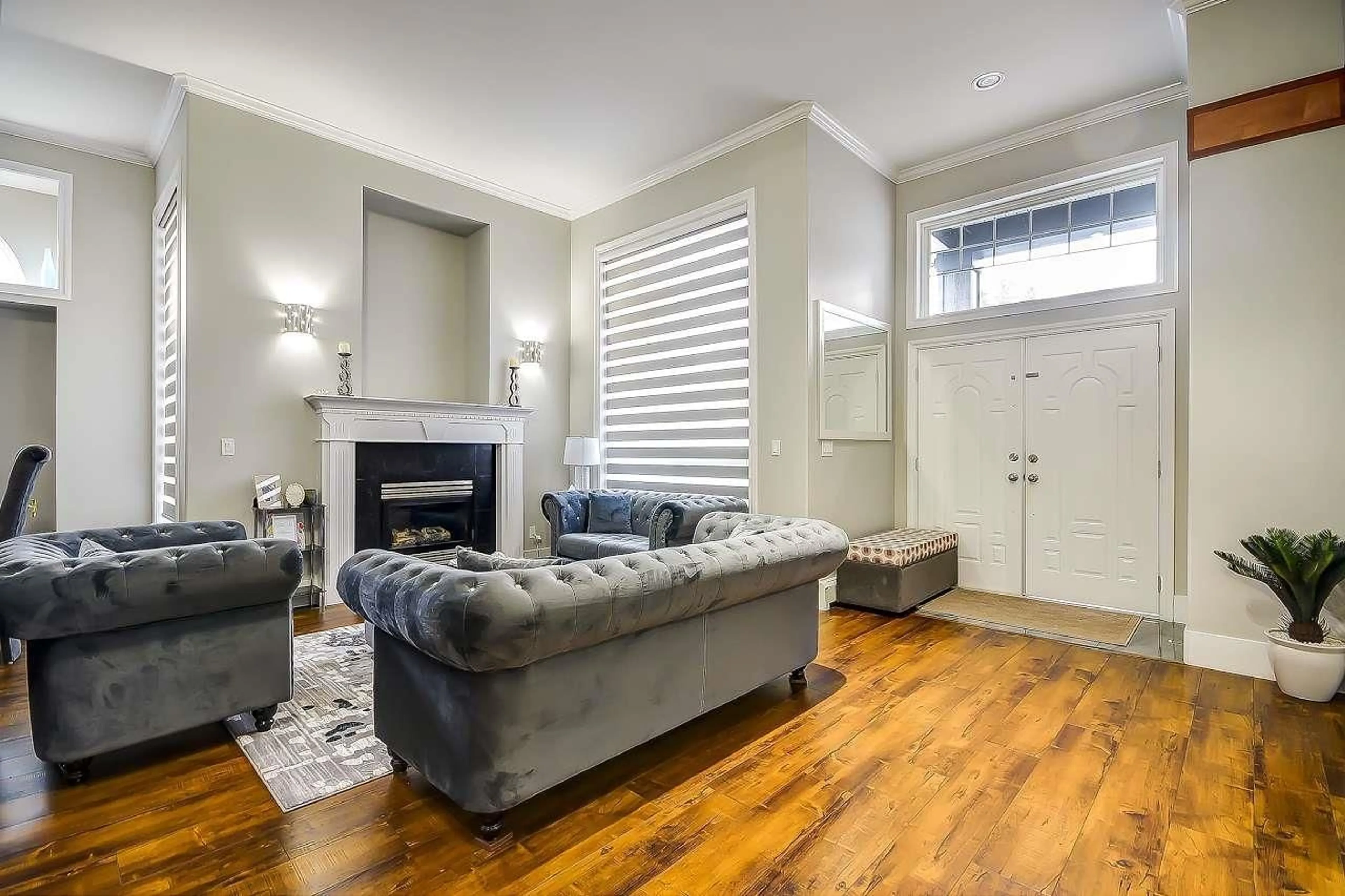 Living room with furniture, wood/laminate floor for 14496 67B, Surrey British Columbia V3S0T3