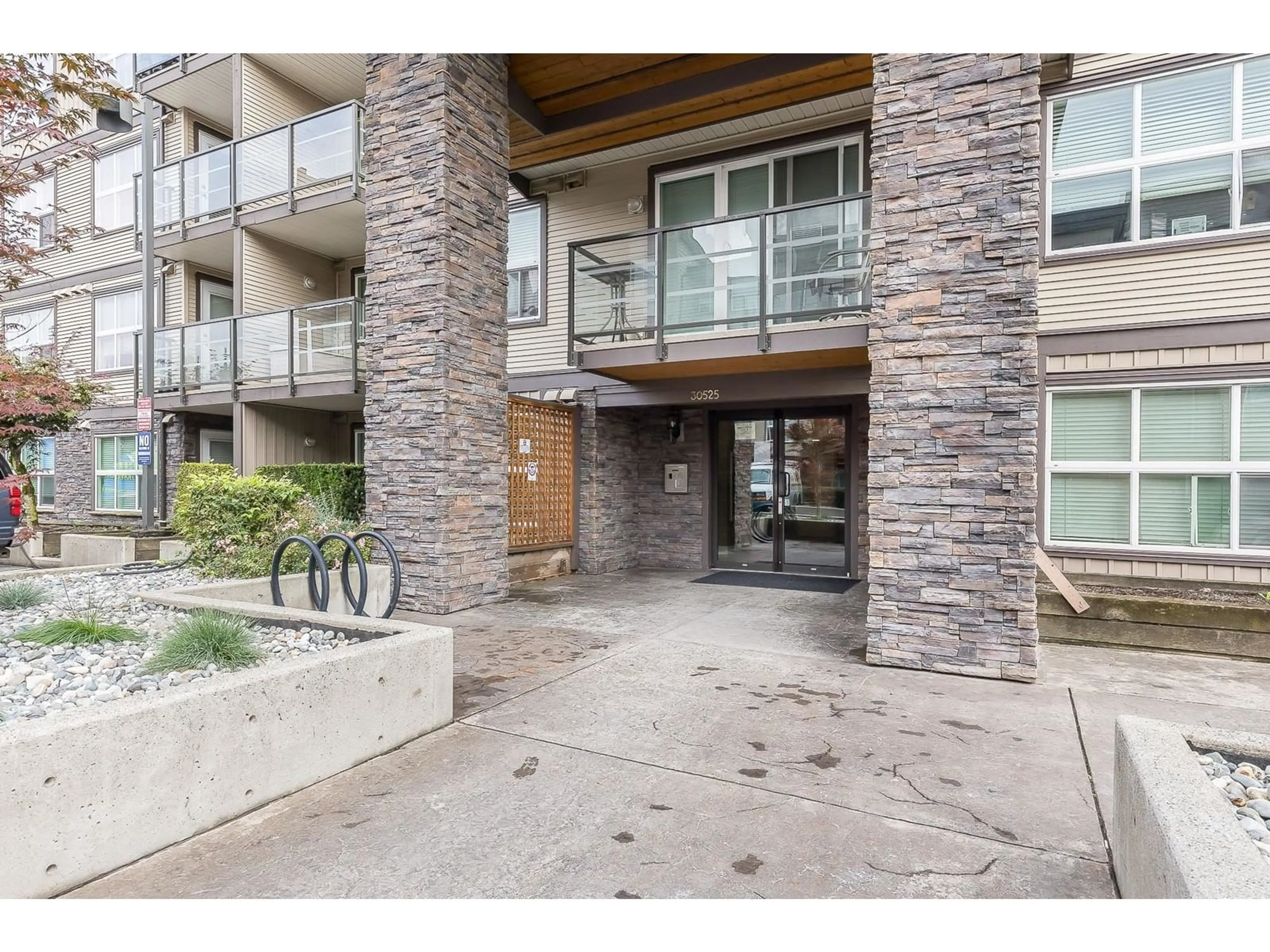 Indoor foyer for 119 30525 CARDINAL AVENUE, Abbotsford British Columbia V2T0A8